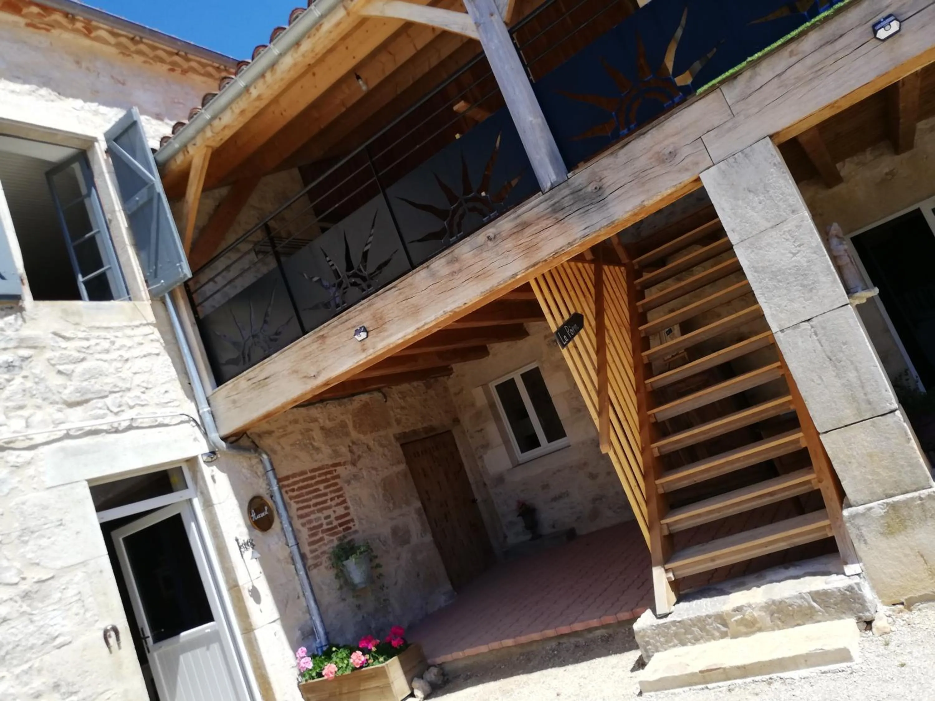 Facade/entrance in Le Puits de Garival