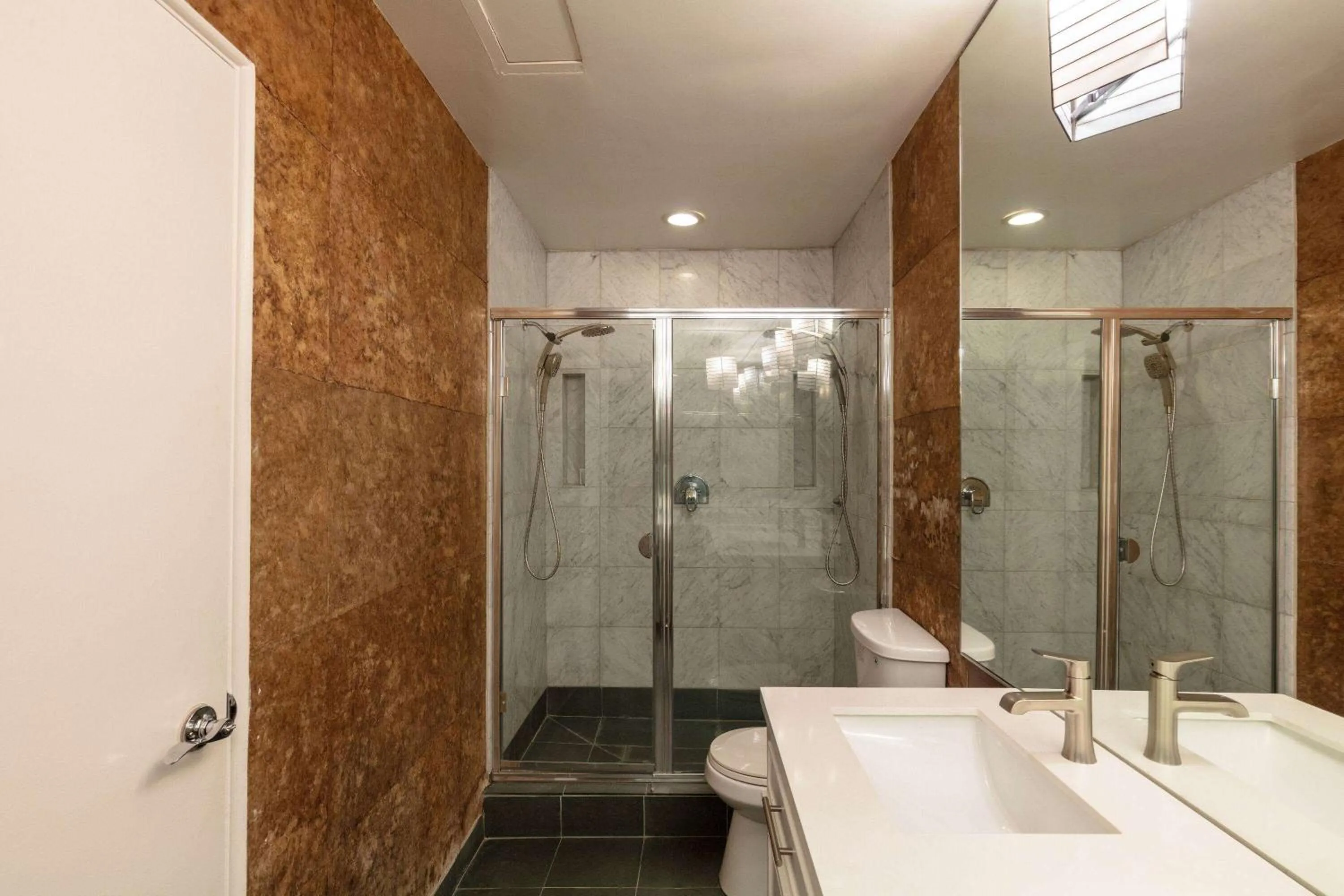 TV and multimedia in Travelodge by Wyndham Seattle By The Space Needle