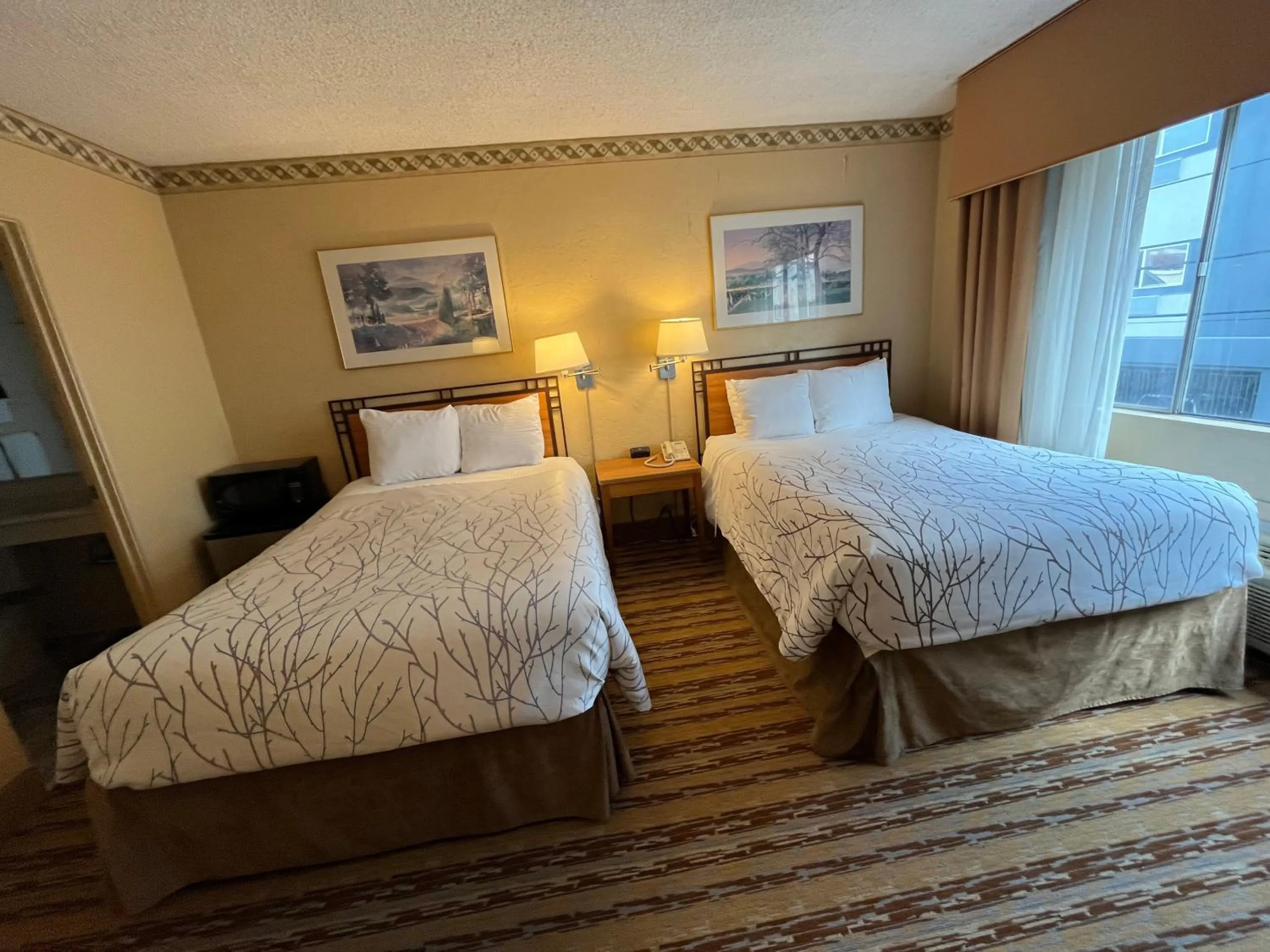 Photo of the whole room, Bed in Travelodge by Wyndham Seattle By The Space Needle