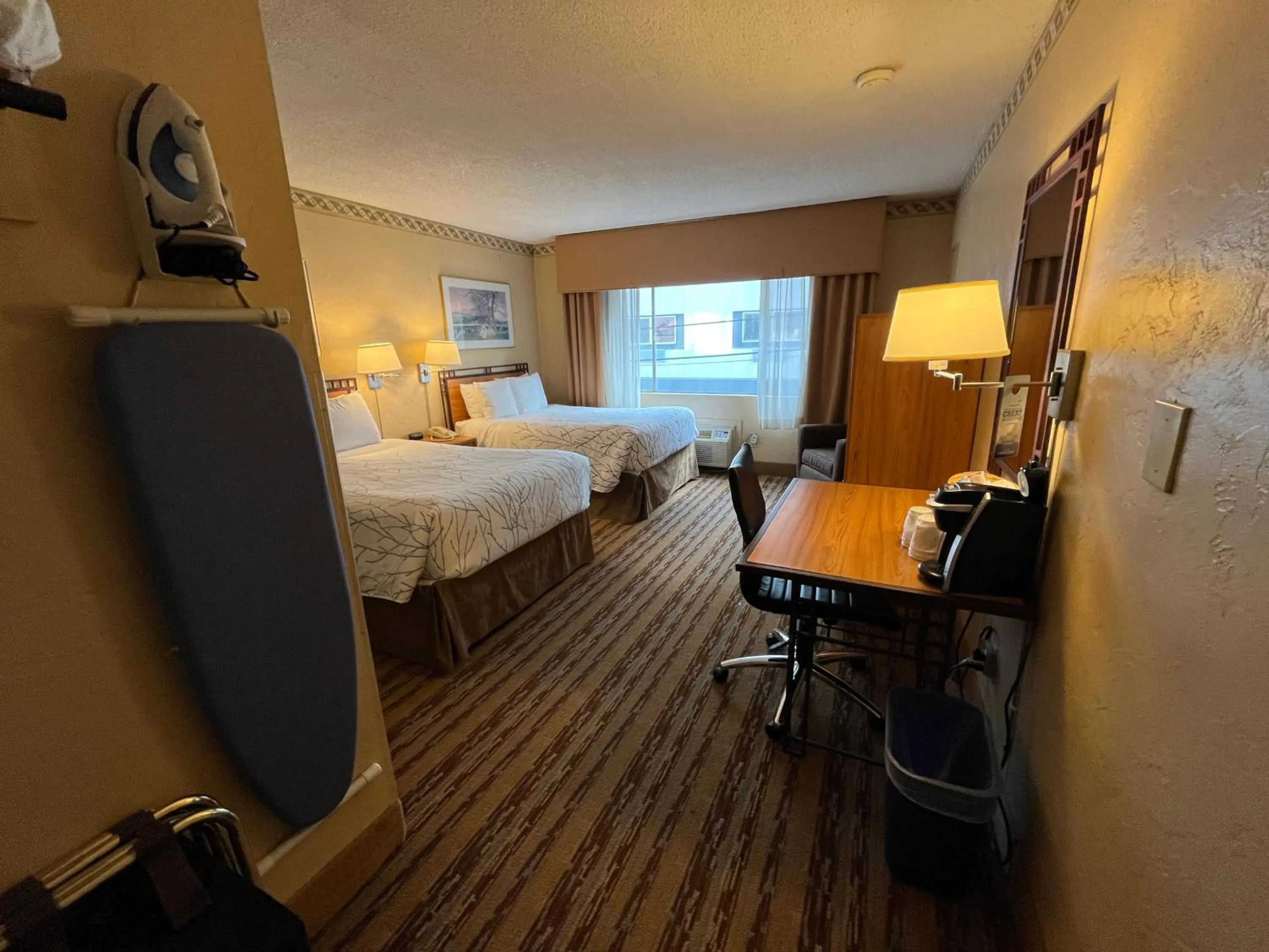 Photo of the whole room, Bed in Travelodge by Wyndham Seattle By The Space Needle