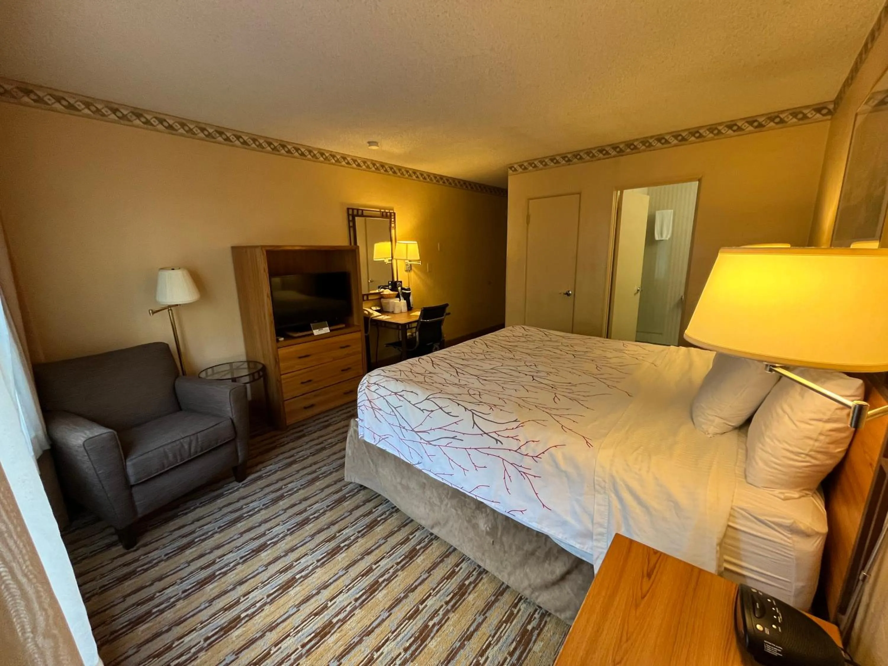 Photo of the whole room, Bed in Travelodge by Wyndham Seattle By The Space Needle