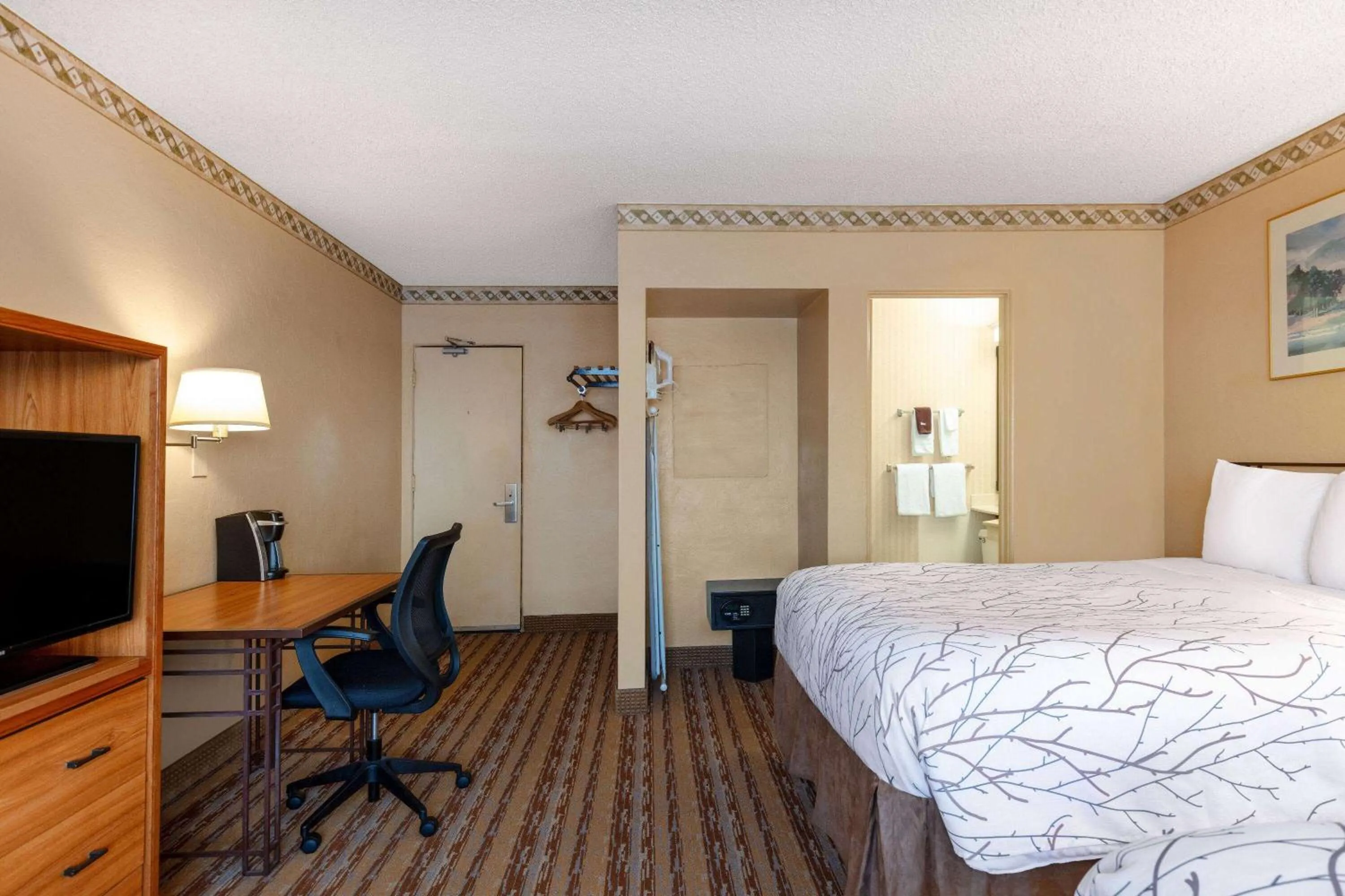 Photo of the whole room, Bed in Travelodge by Wyndham Seattle By The Space Needle