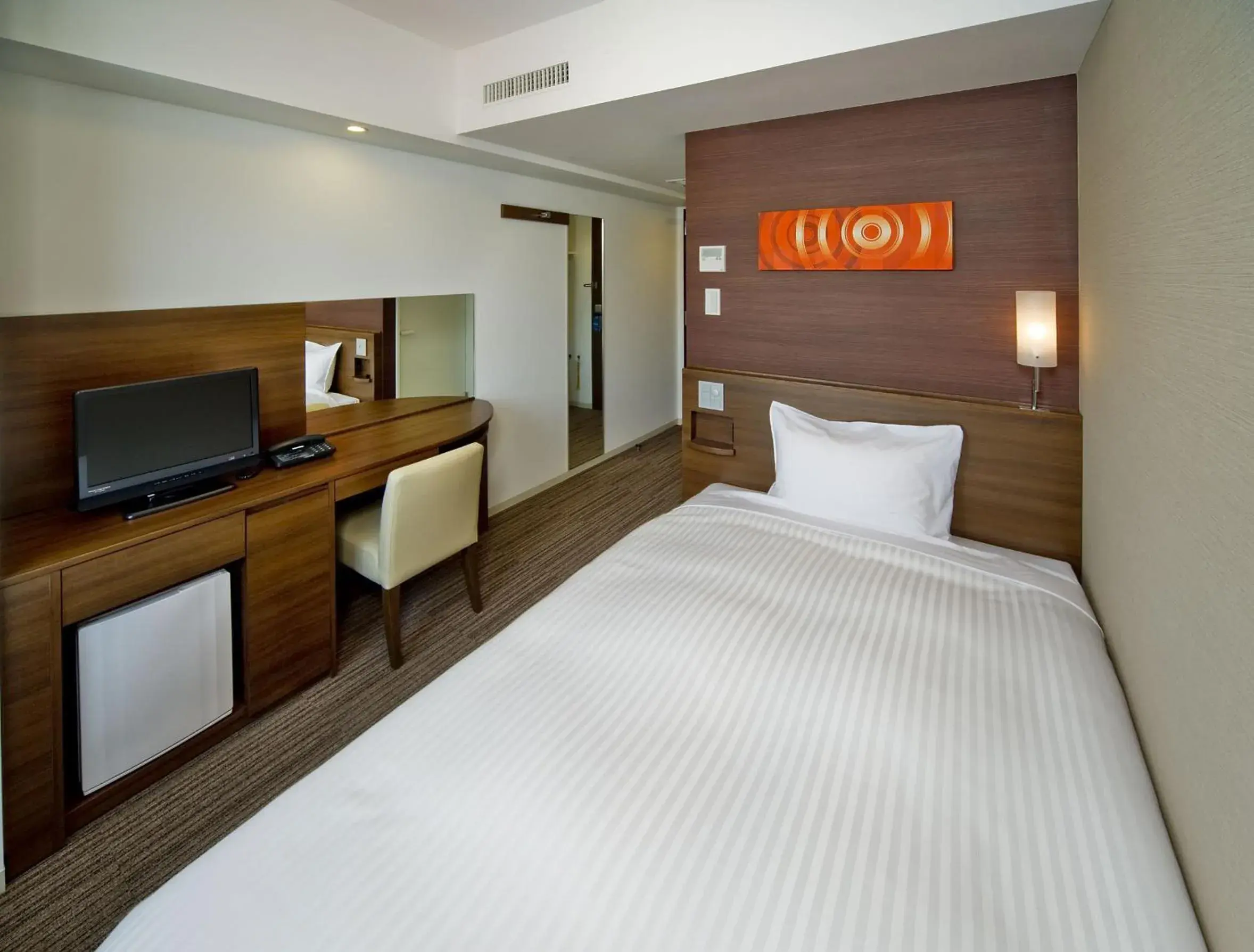 Double Room with Small Double Bed - Smoking in Sotetsu Fresa Inn Yokohama Totsuka - Renovated in March 31st 2025 Double Room with Small Double Bed - Smoking in Sotetsu Fresa Inn Yokohama Totsuka - Renovated in March 31st 2025