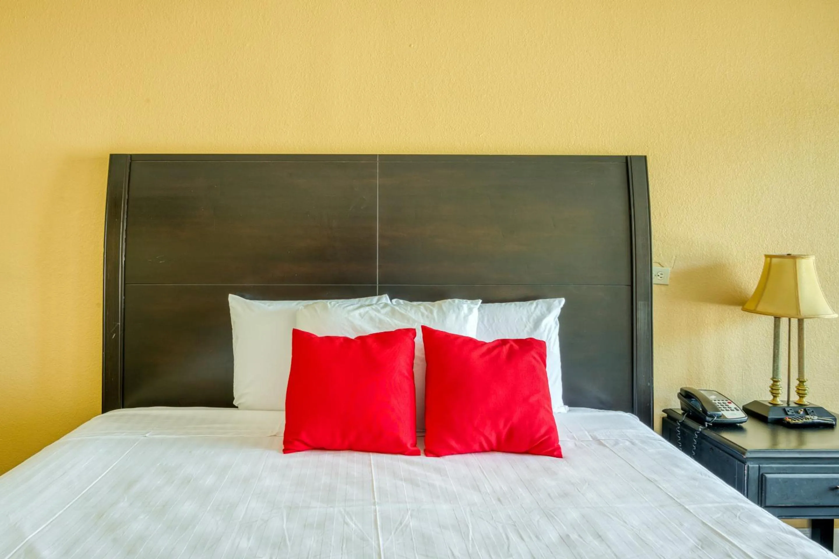 Bed in Hotel Belair Orlando Near Florida Mall