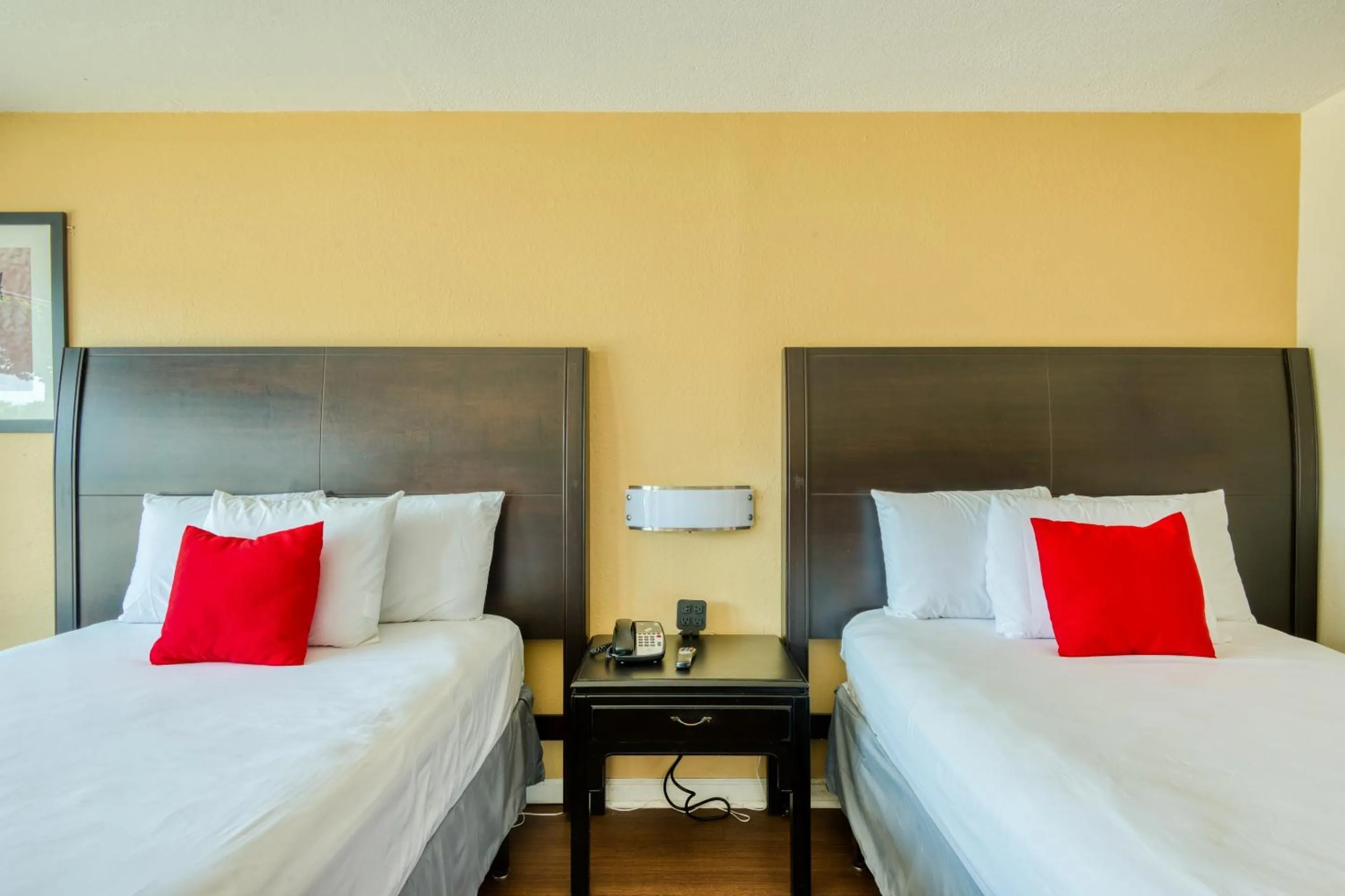 Bed in Hotel Belair Orlando Near Florida Mall