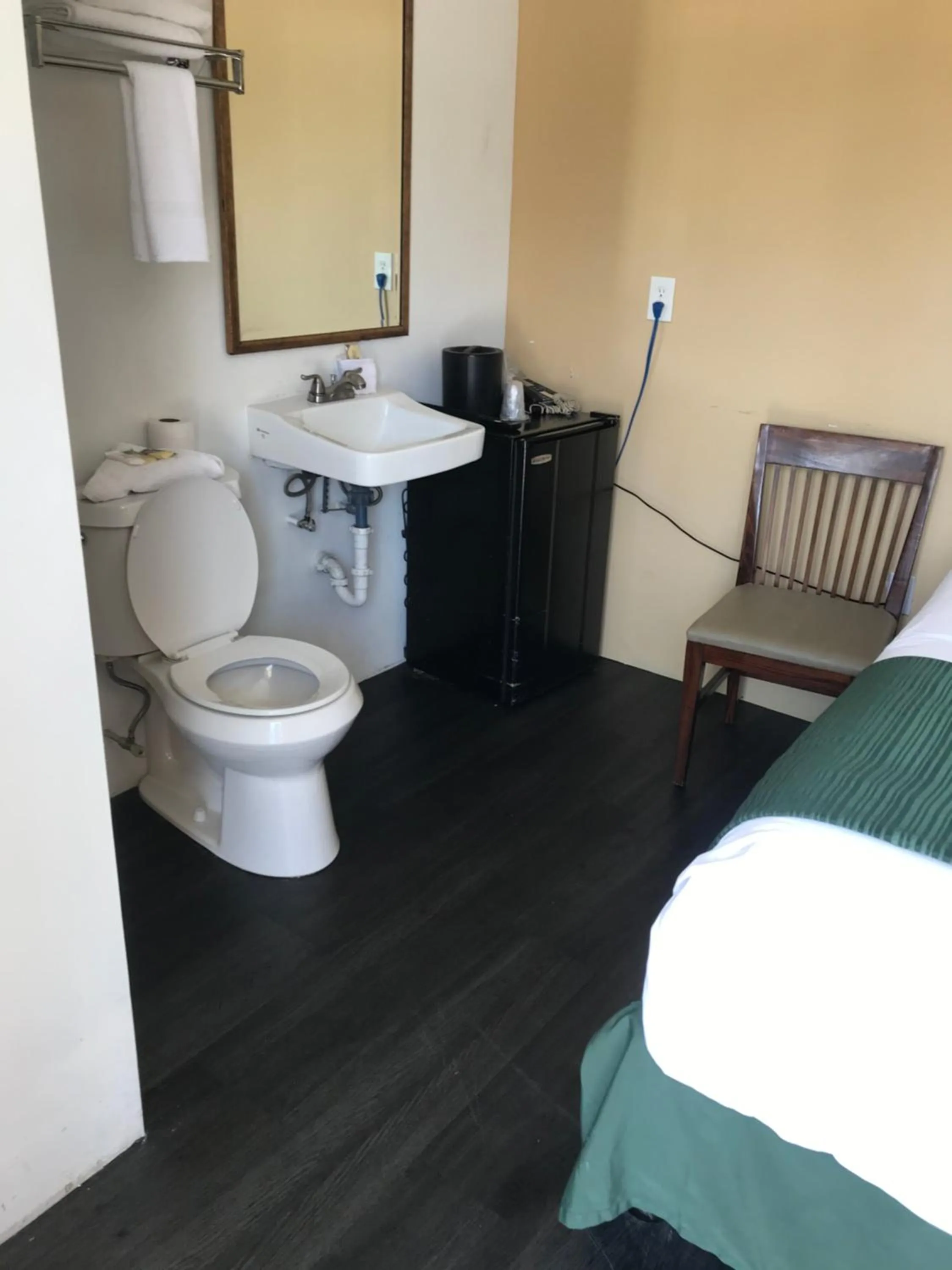 Bed in Hotel Belair Orlando Near Florida Mall