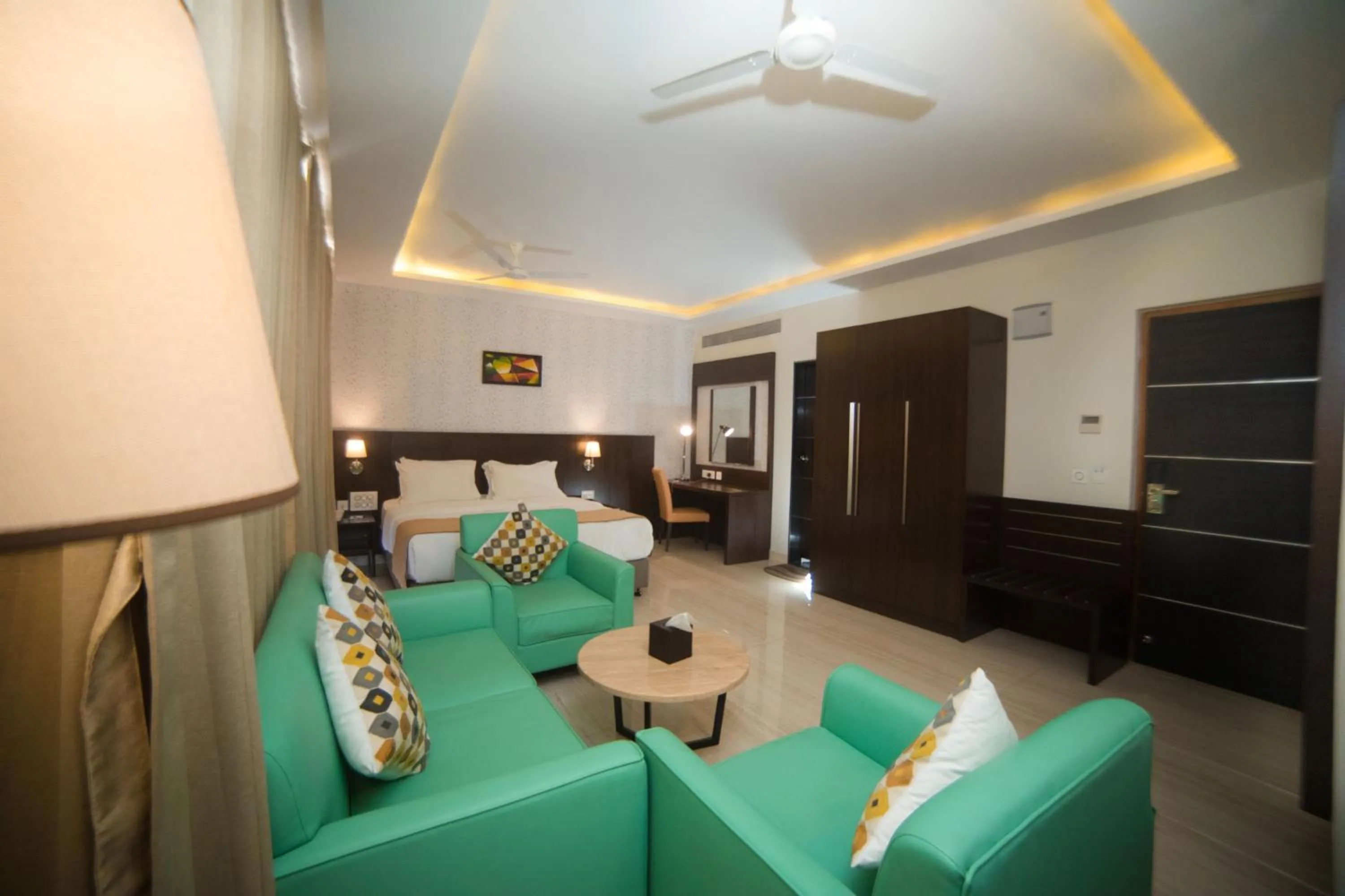 Living room, Bed in Fortune Plaza Hotel