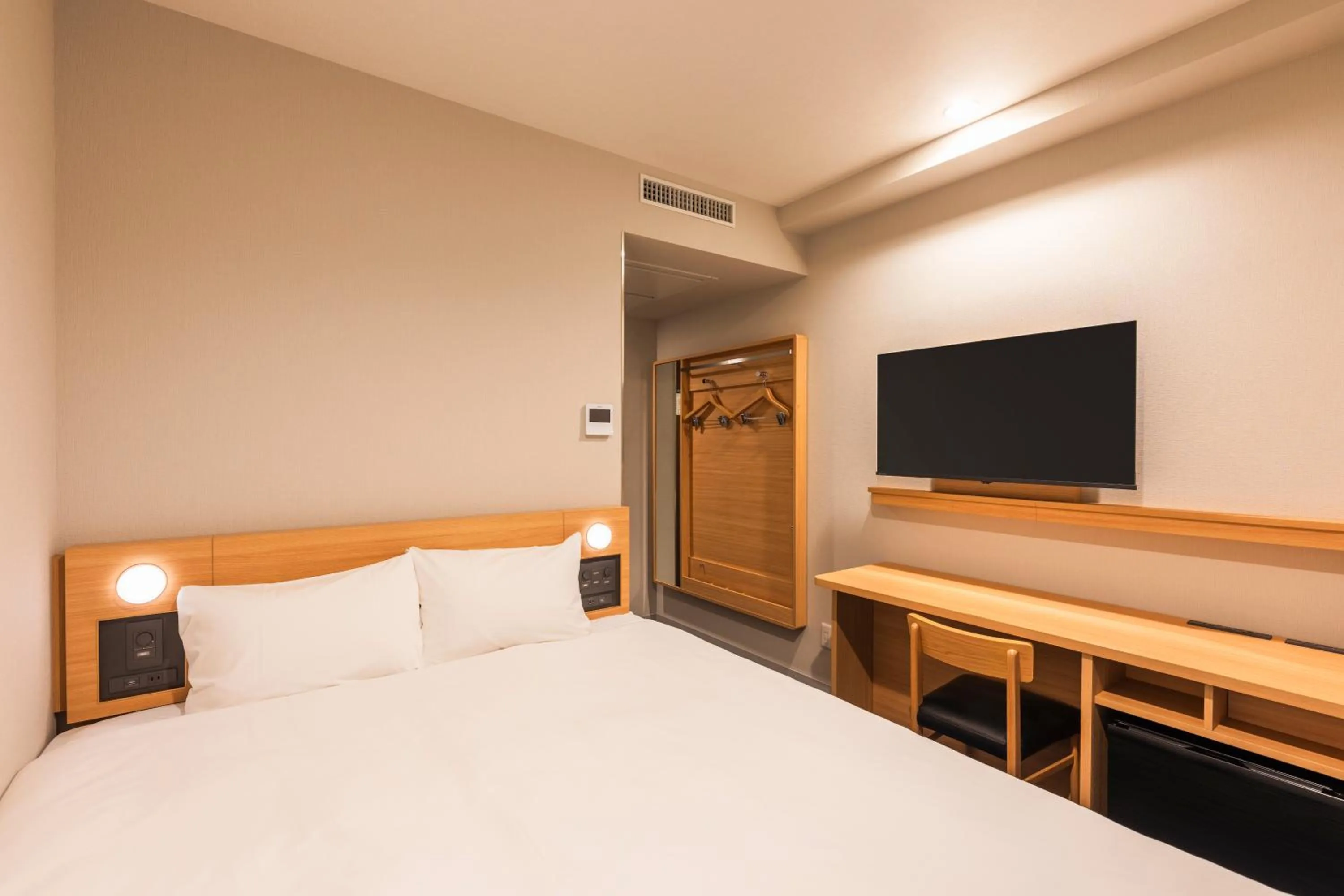 Photo of the whole room, Bed in Sotetsu Fresa Inn Fujisawa Shonandai