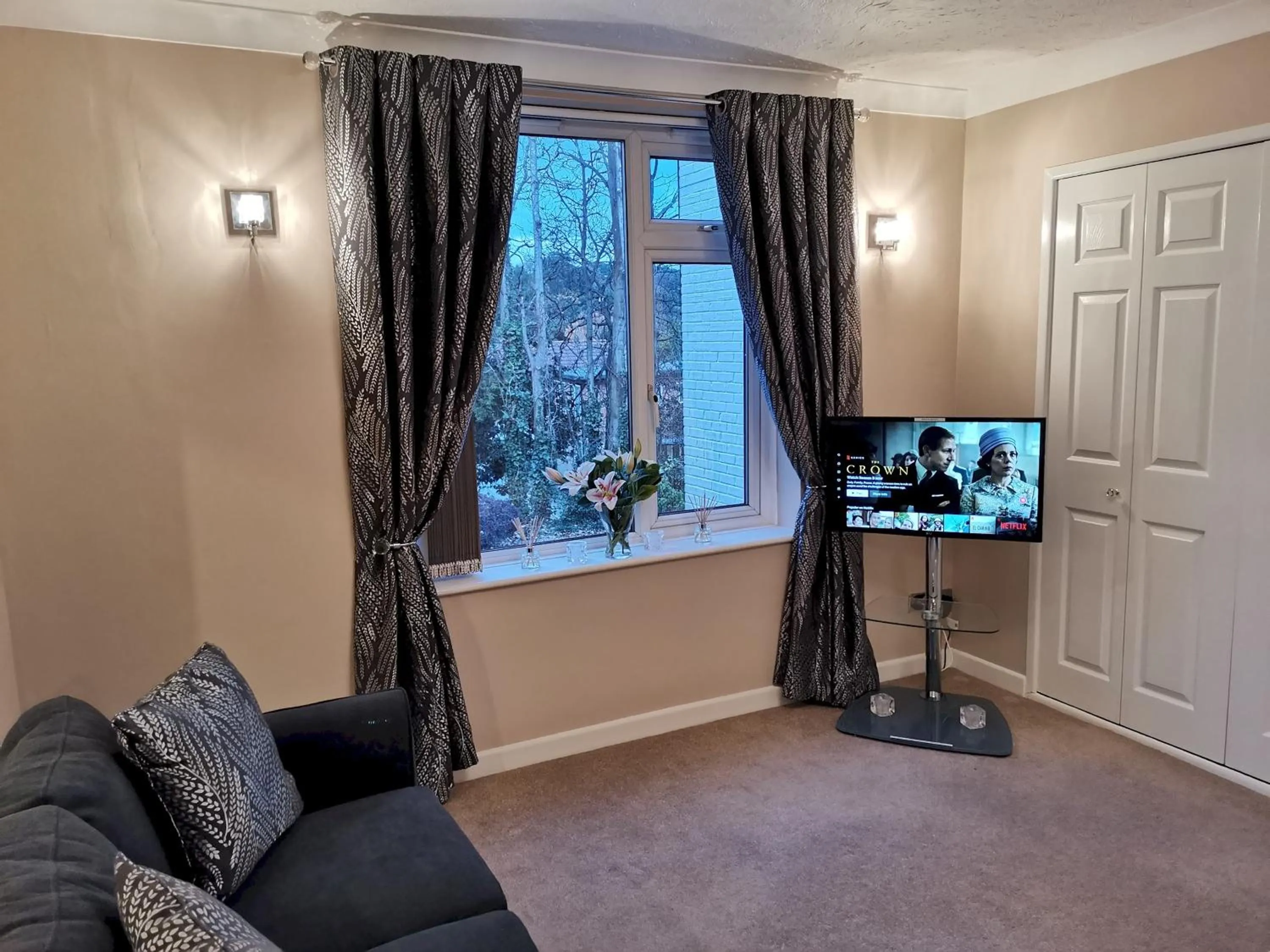 TV and multimedia in Apartment Bournemouth centre close to beach