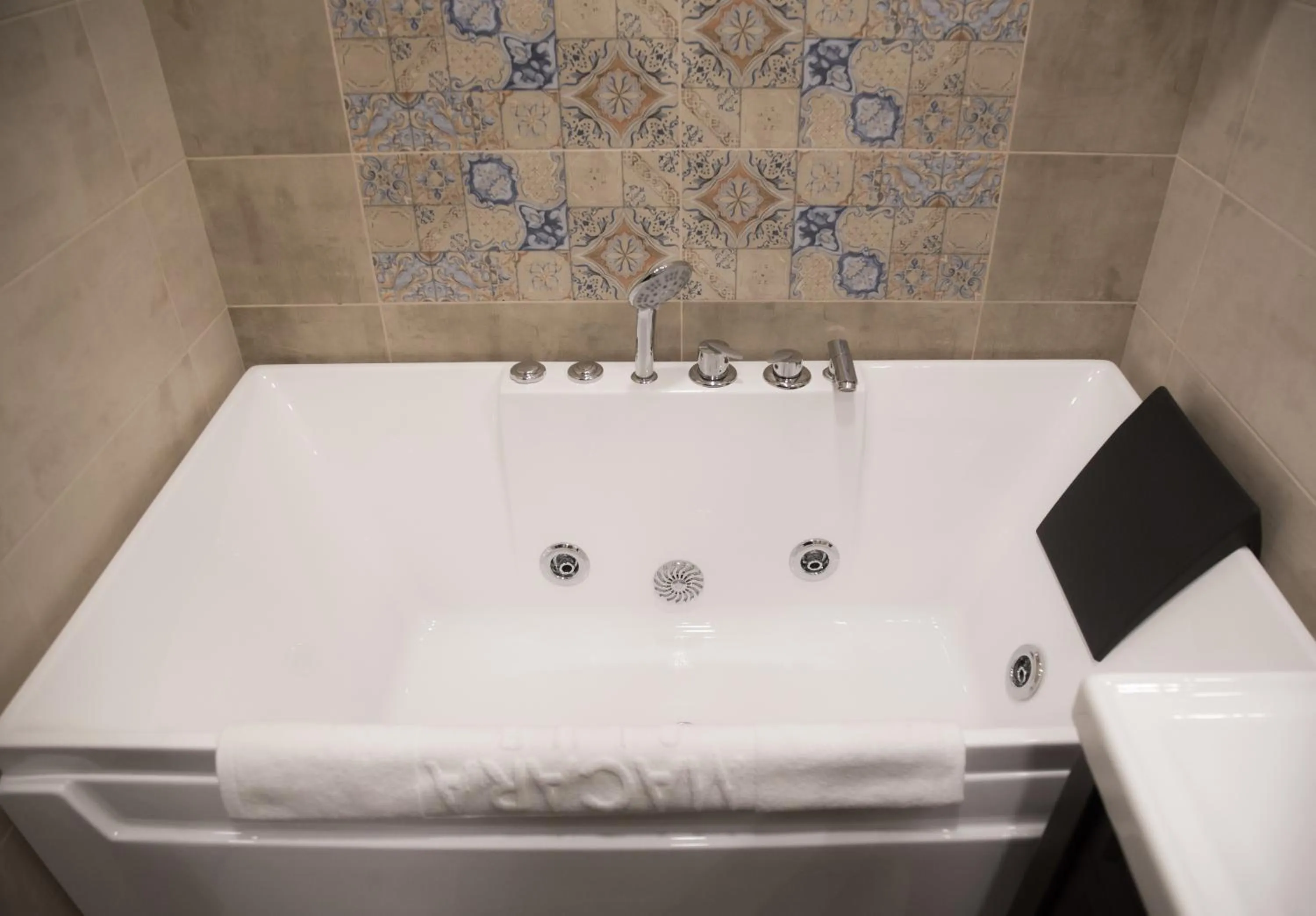 Hot Tub in Macara Sheki City Hotel