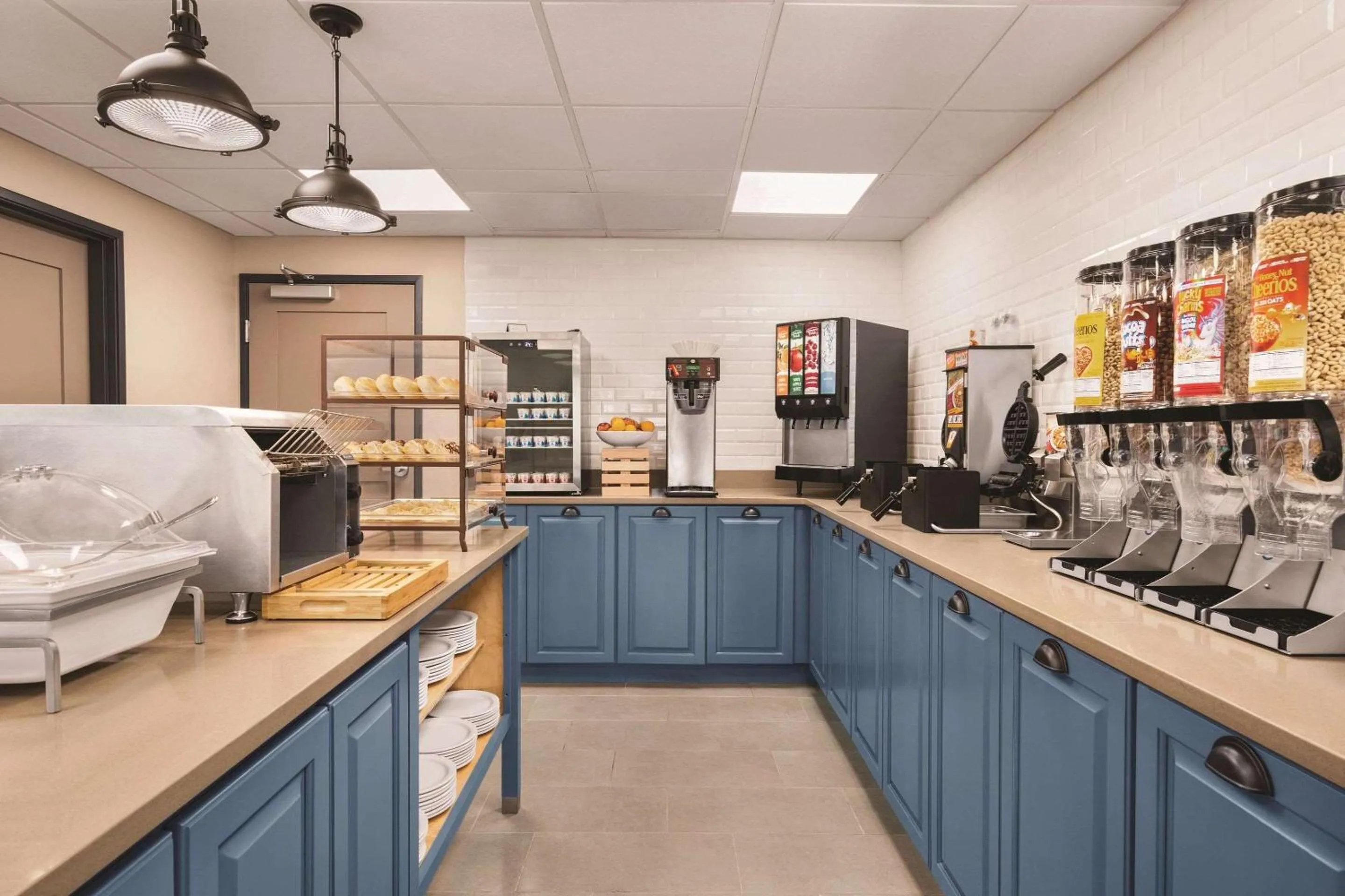 Breakfast in Country Inn & Suites by Radisson, Savannah Midtown, GA