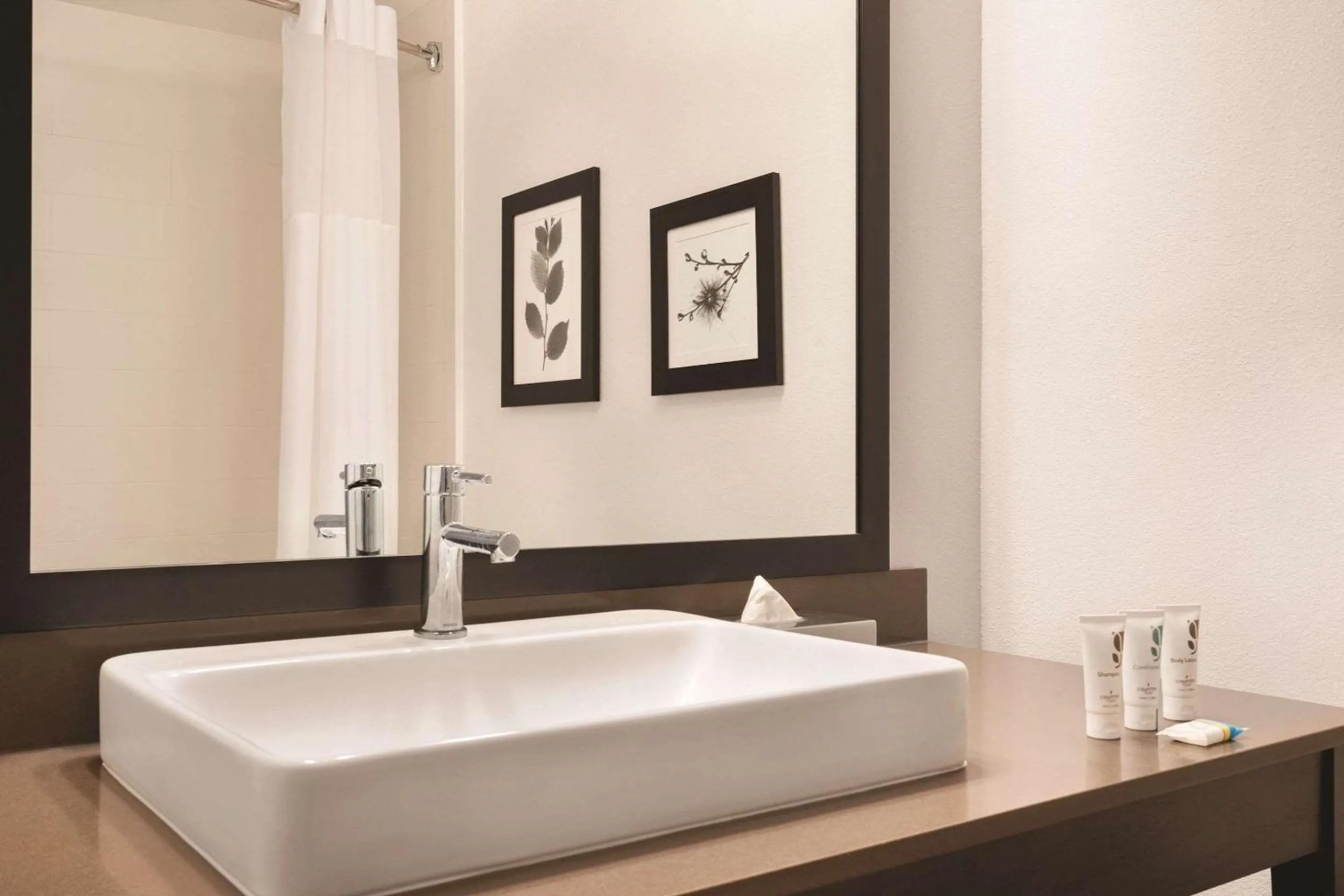 Bedroom in Country Inn & Suites by Radisson, Savannah Midtown, GA