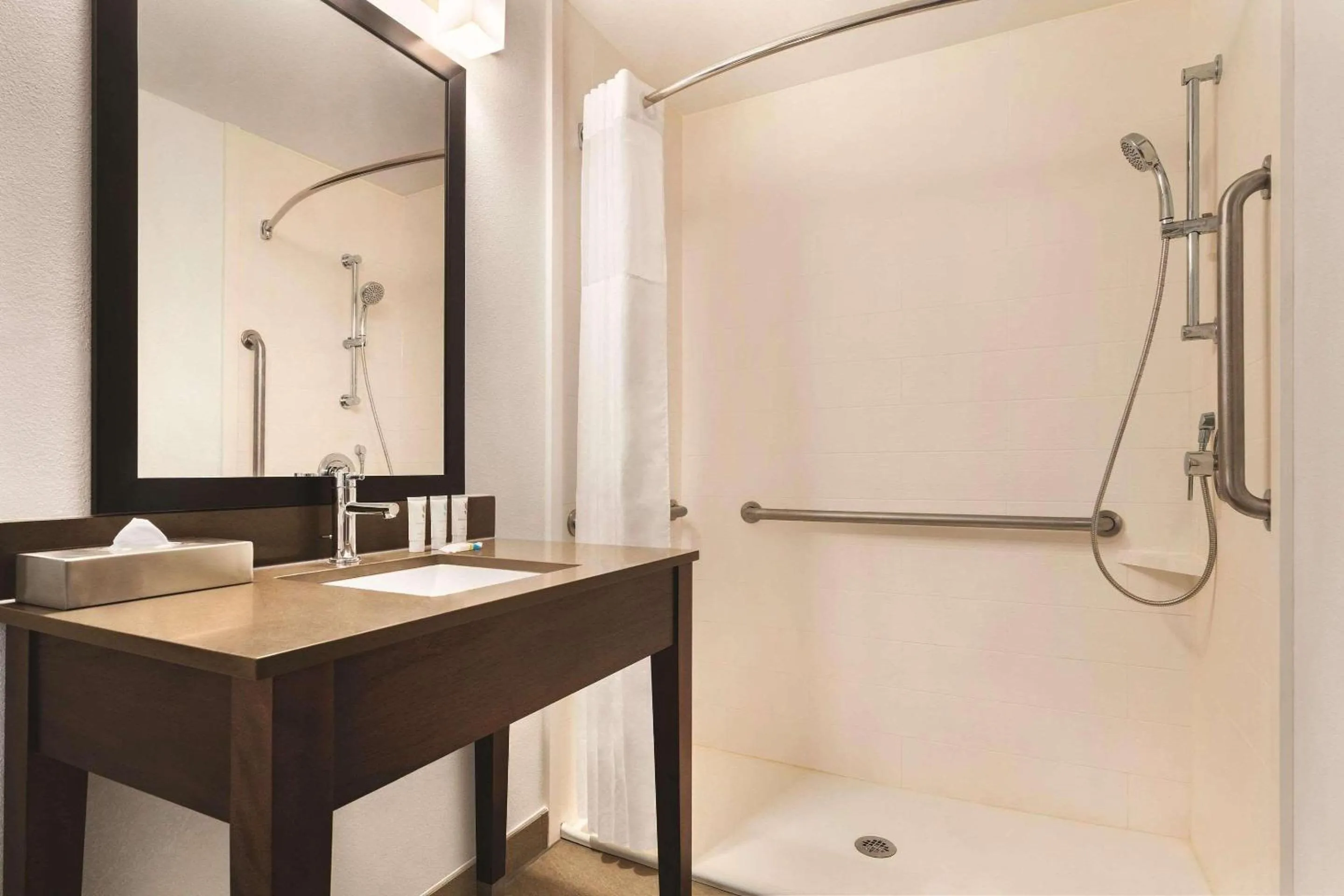 Bedroom in Country Inn & Suites by Radisson, Savannah Midtown, GA