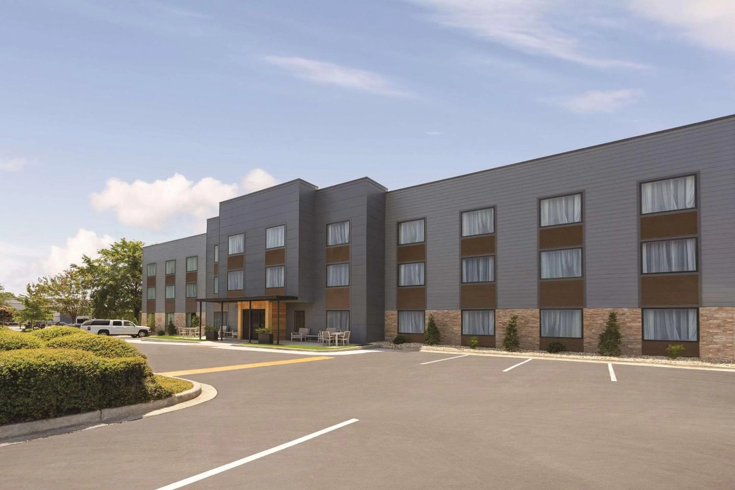 Property building in Country Inn & Suites by Radisson, Savannah Midtown, GA