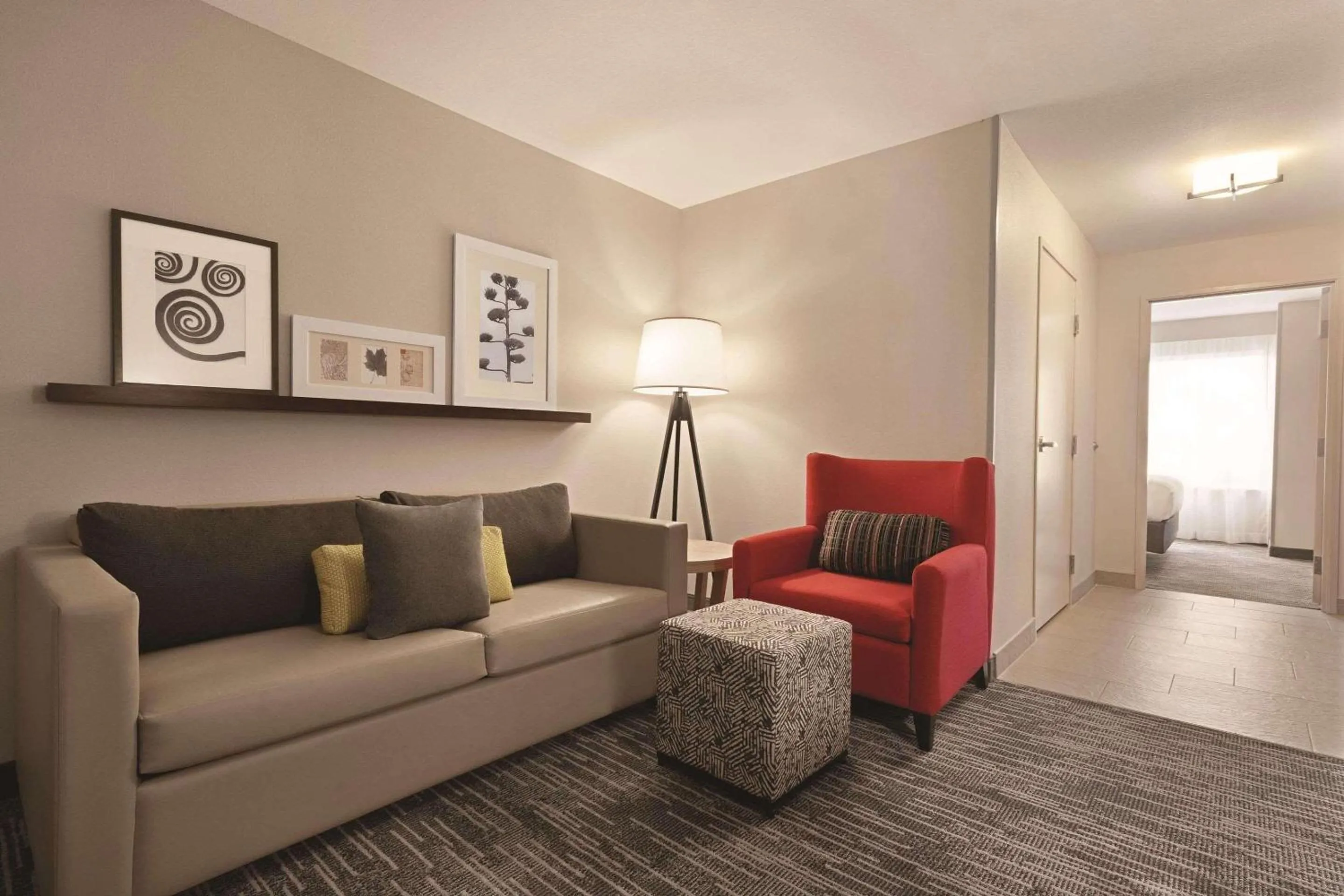 Bedroom in Country Inn & Suites by Radisson, Savannah Midtown, GA