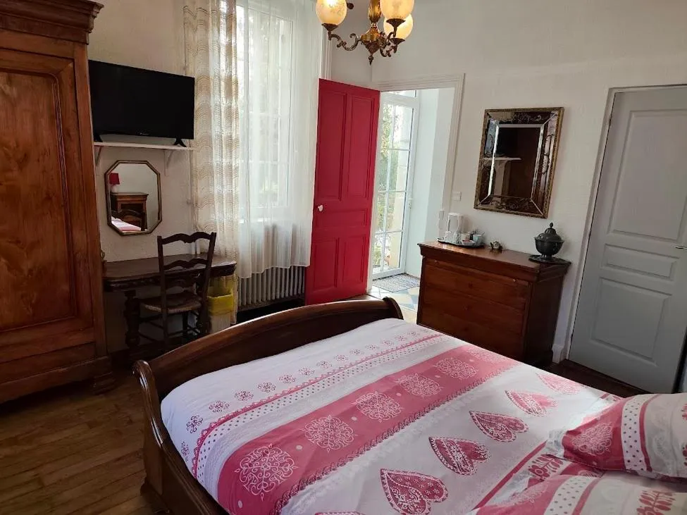 Bed in A la Grenouille du Jura - Chambres d'Hôtes de Charme Oyonnax Nantua