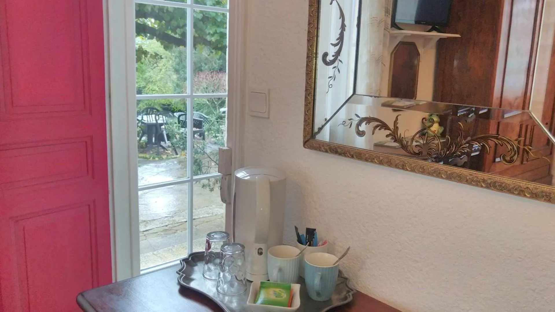 Coffee/tea facilities in A la Grenouille du Jura - Chambres d'Hôtes de Charme Oyonnax Nantua