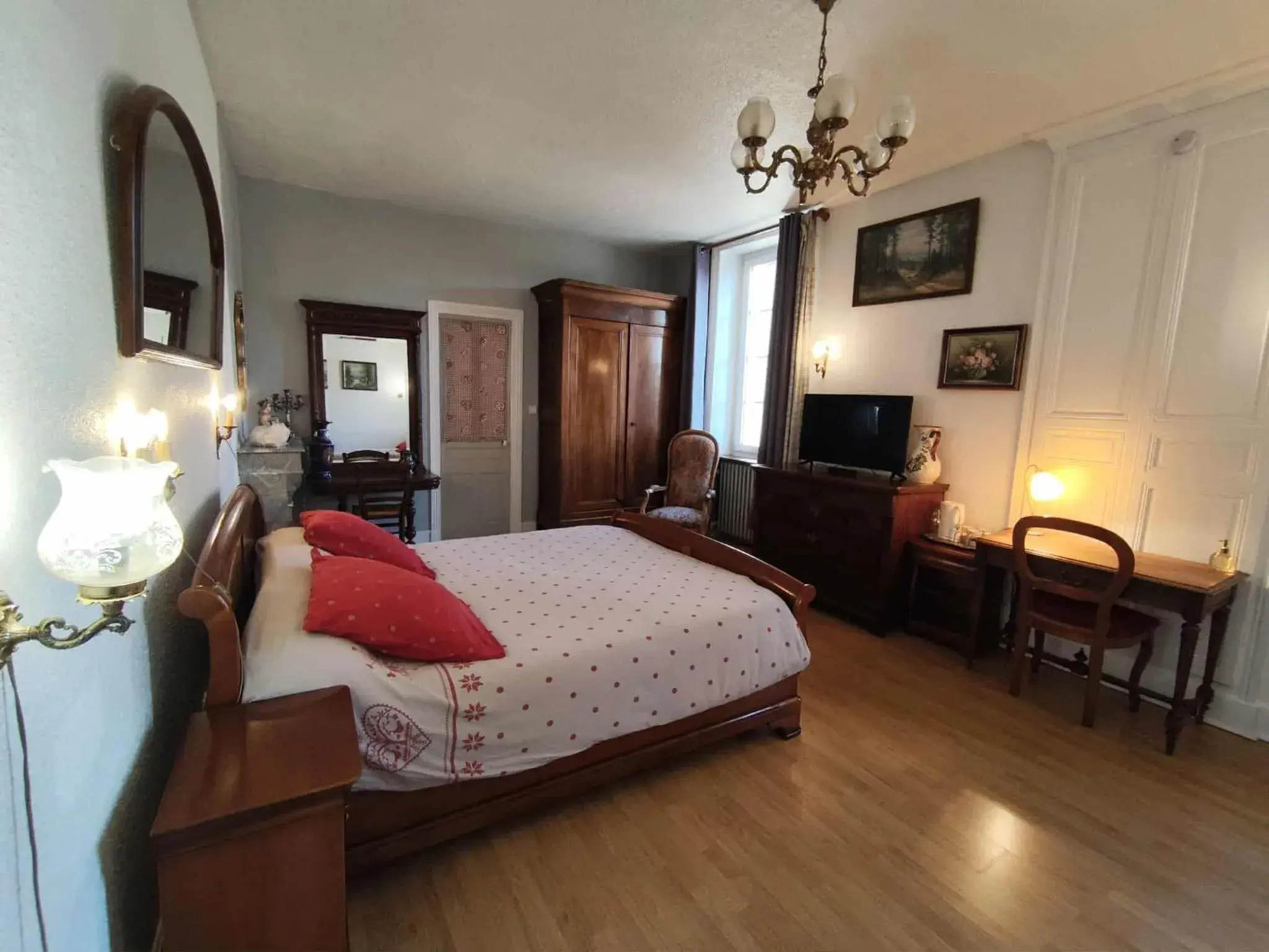 Family Room with Bath - single occupancy in A la Grenouille du Jura - Oyonnax Nantua Family Room with Bath - single occupancy in A la Grenouille du Jura - Oyonnax Nantua