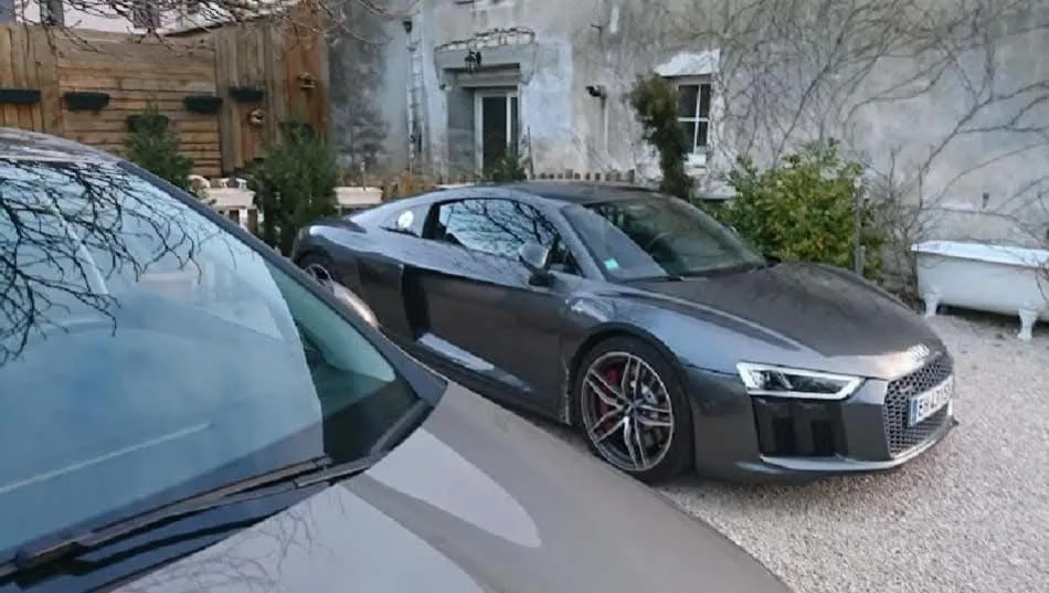 Parking in A la Grenouille du Jura - Chambres d'Hôtes de Charme Oyonnax Nantua