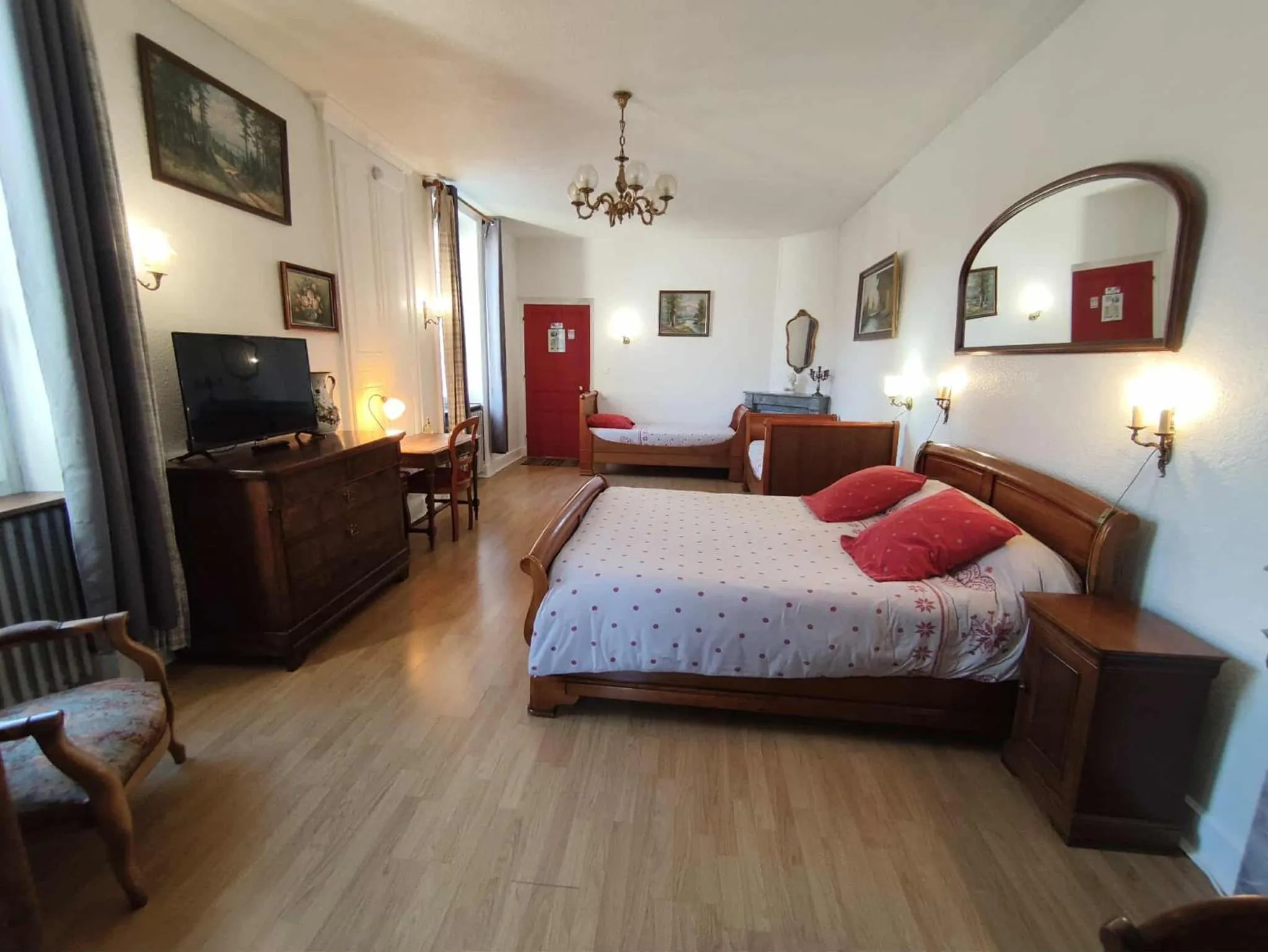 Bed in A la Grenouille du Jura - Chambres d'Hôtes de Charme Oyonnax Nantua