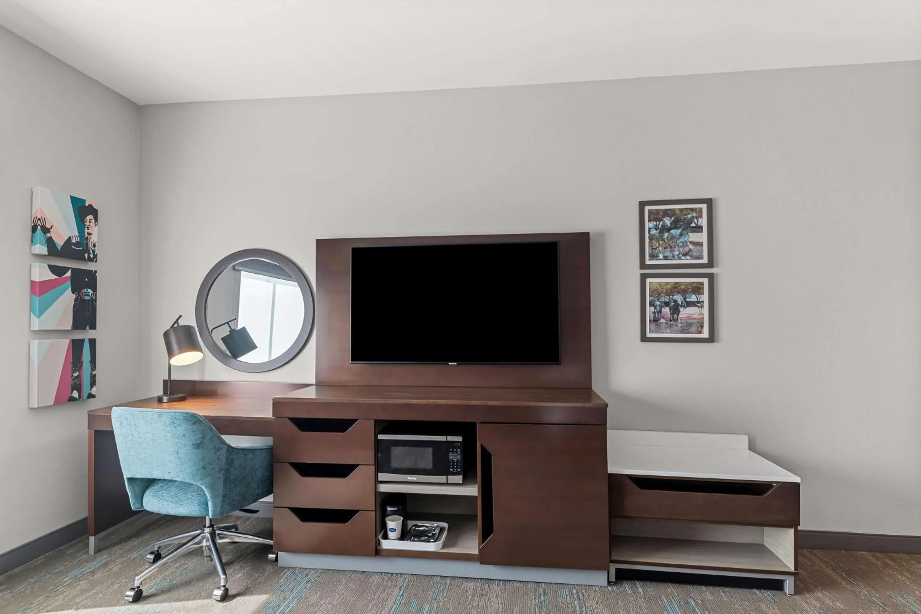 Bedroom in Hampton Inn & Suites Dallas - Farmers Branch