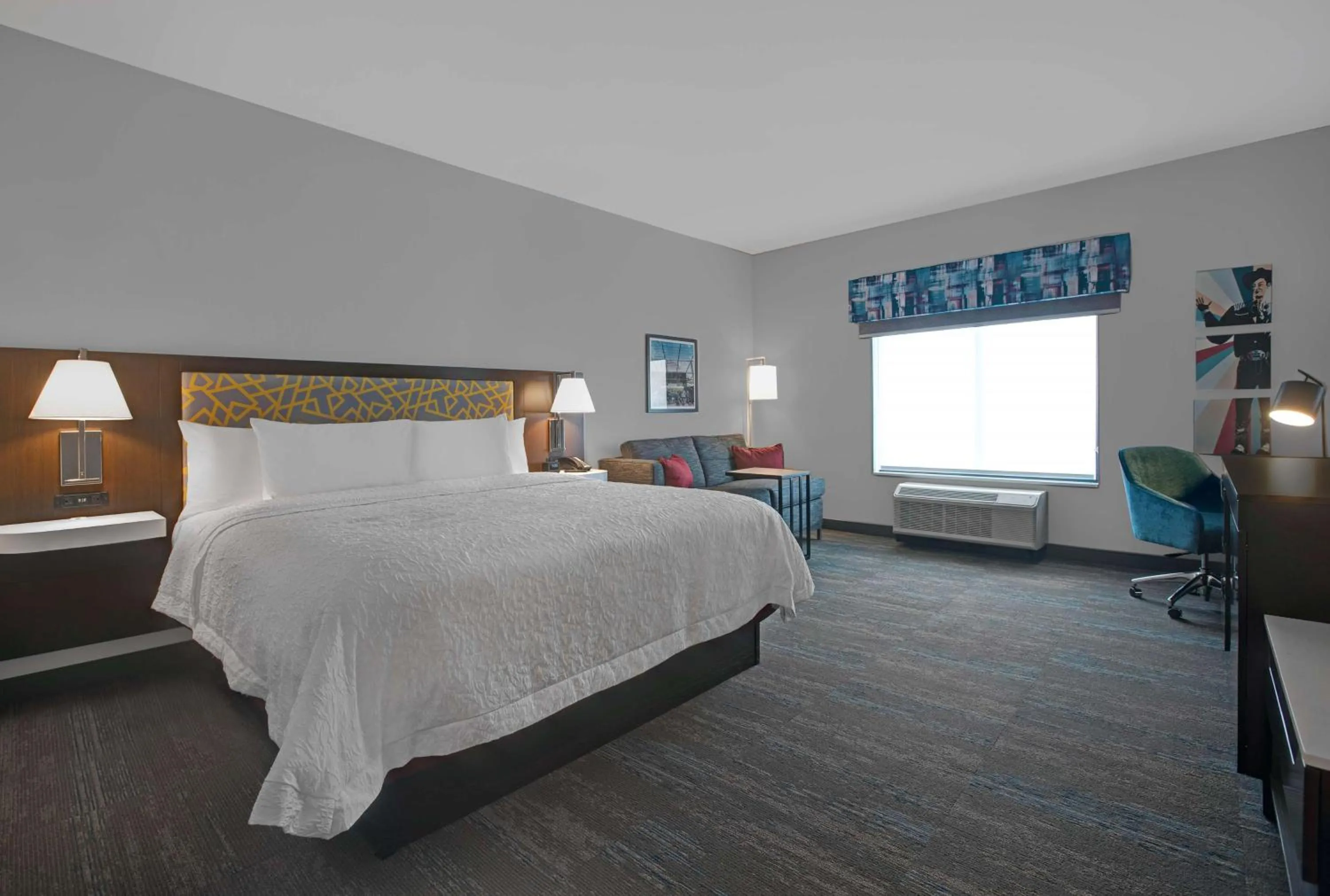 Living room, Bed in Hampton Inn & Suites Dallas - Farmers Branch