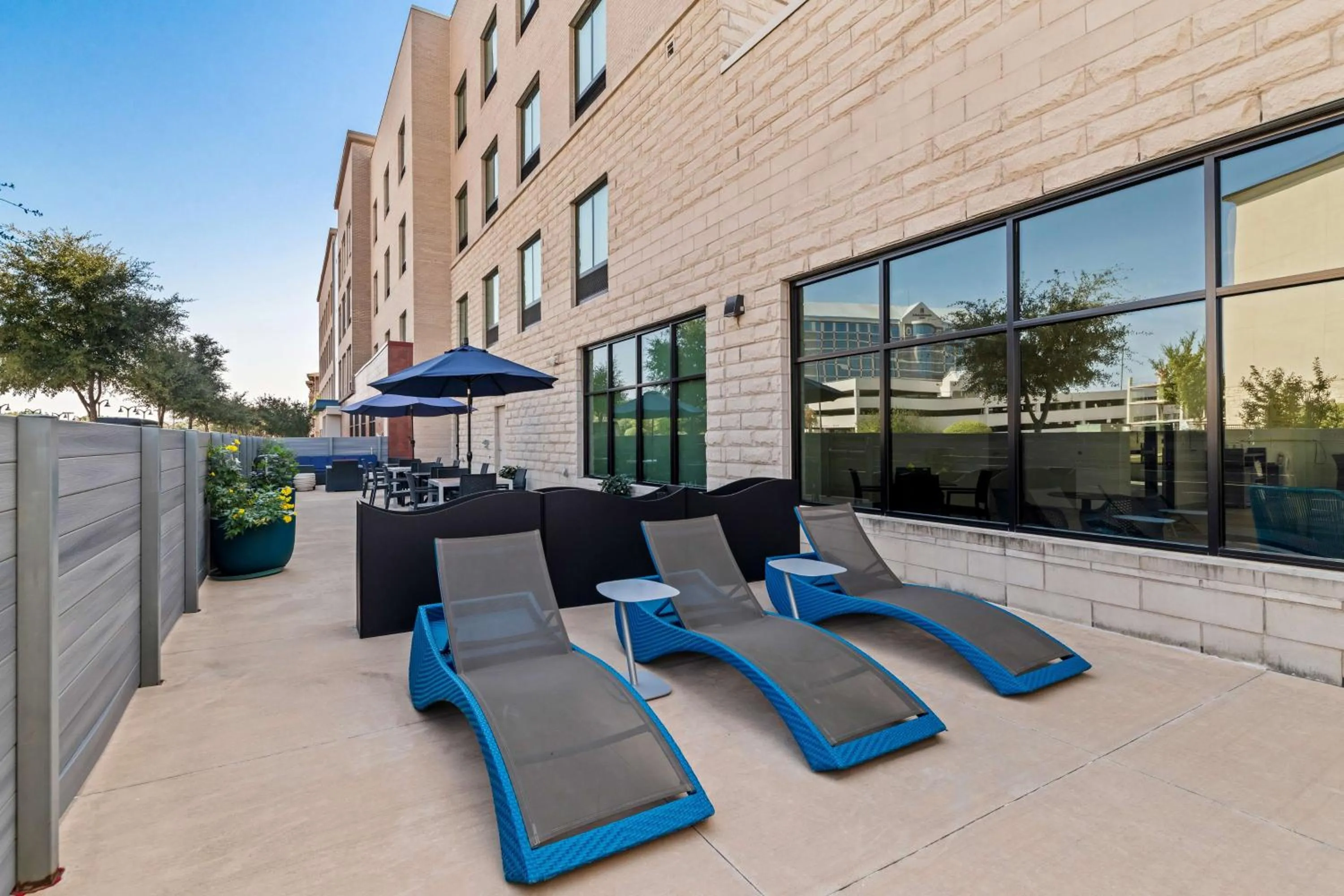 Patio in Hampton Inn & Suites Dallas - Farmers Branch