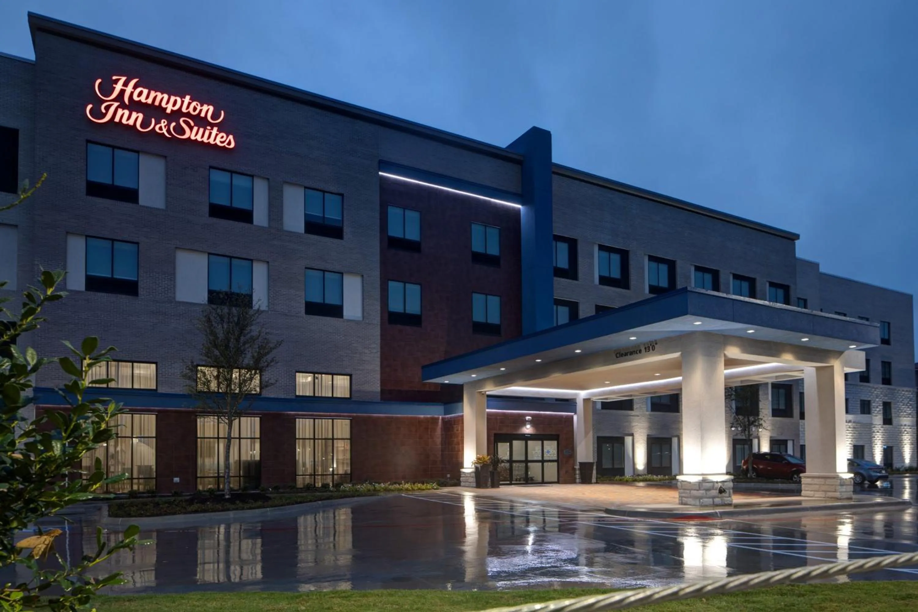Property building in Hampton Inn & Suites Dallas - Farmers Branch
