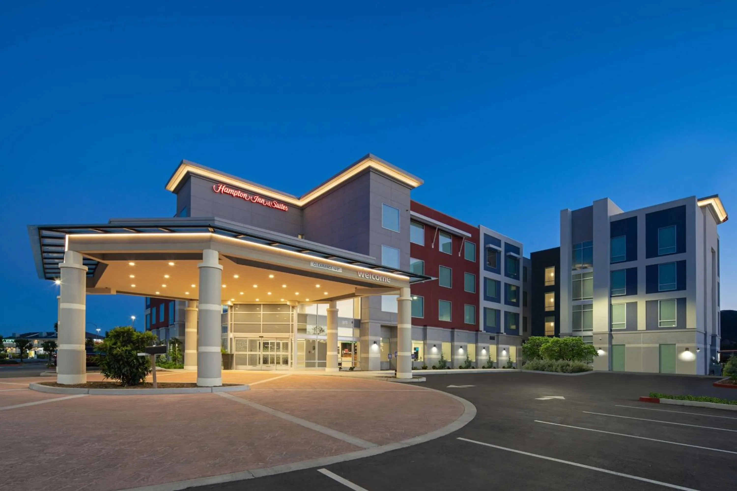 Property building in Hampton Inn & Suites Gilroy, Ca