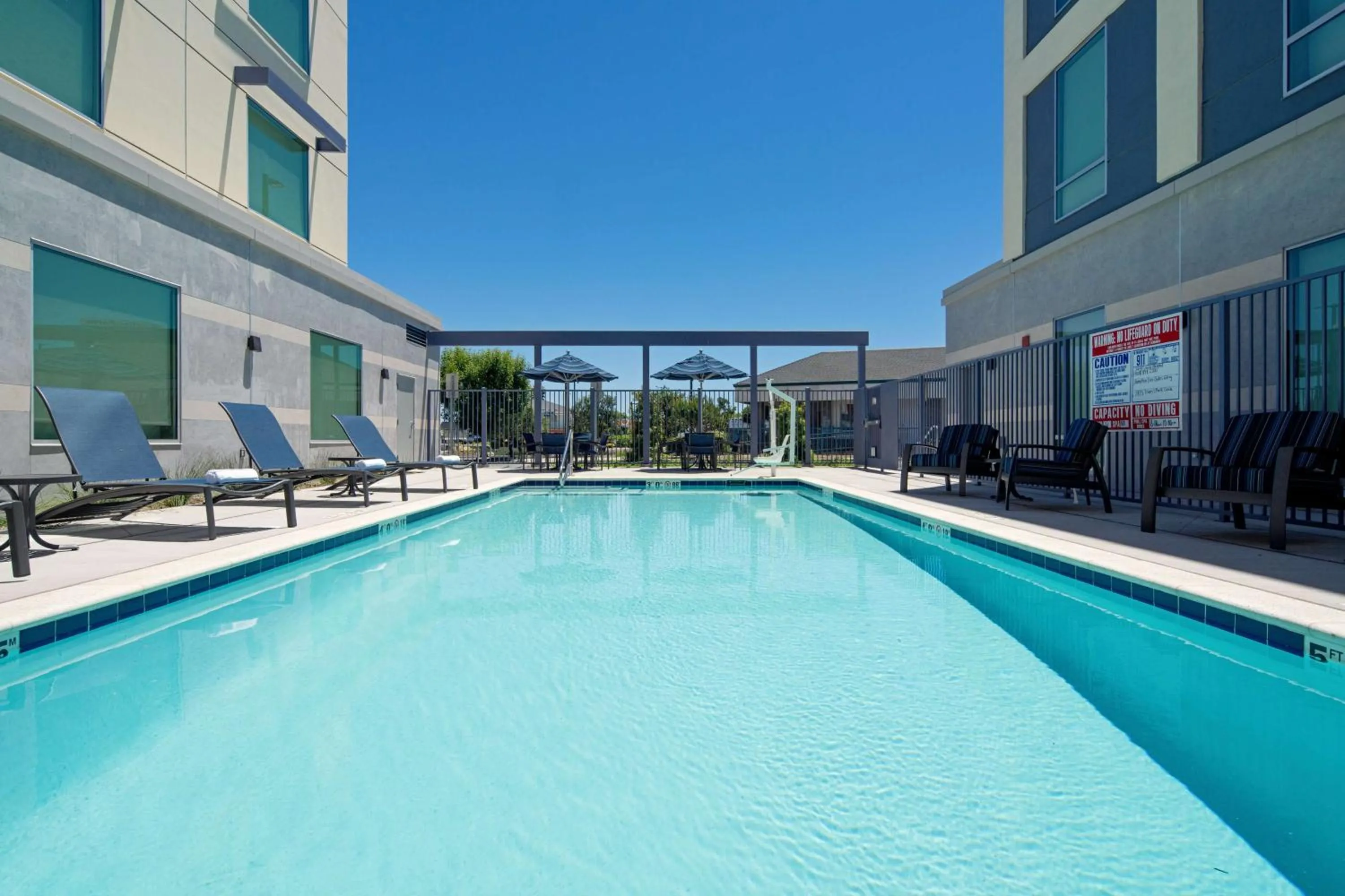 Swimming pool in Hampton Inn & Suites Gilroy, Ca