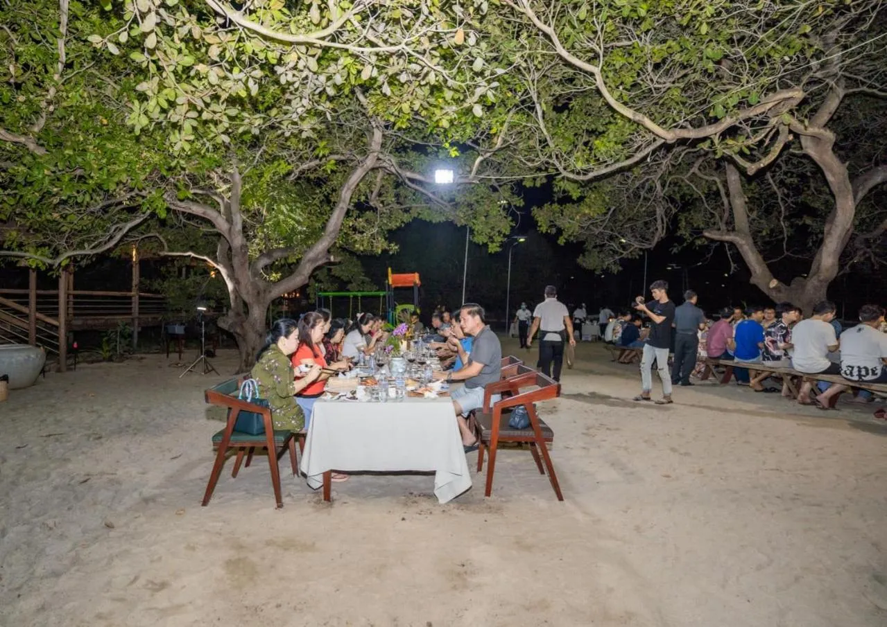 Evening entertainment in Peam Snea Resort