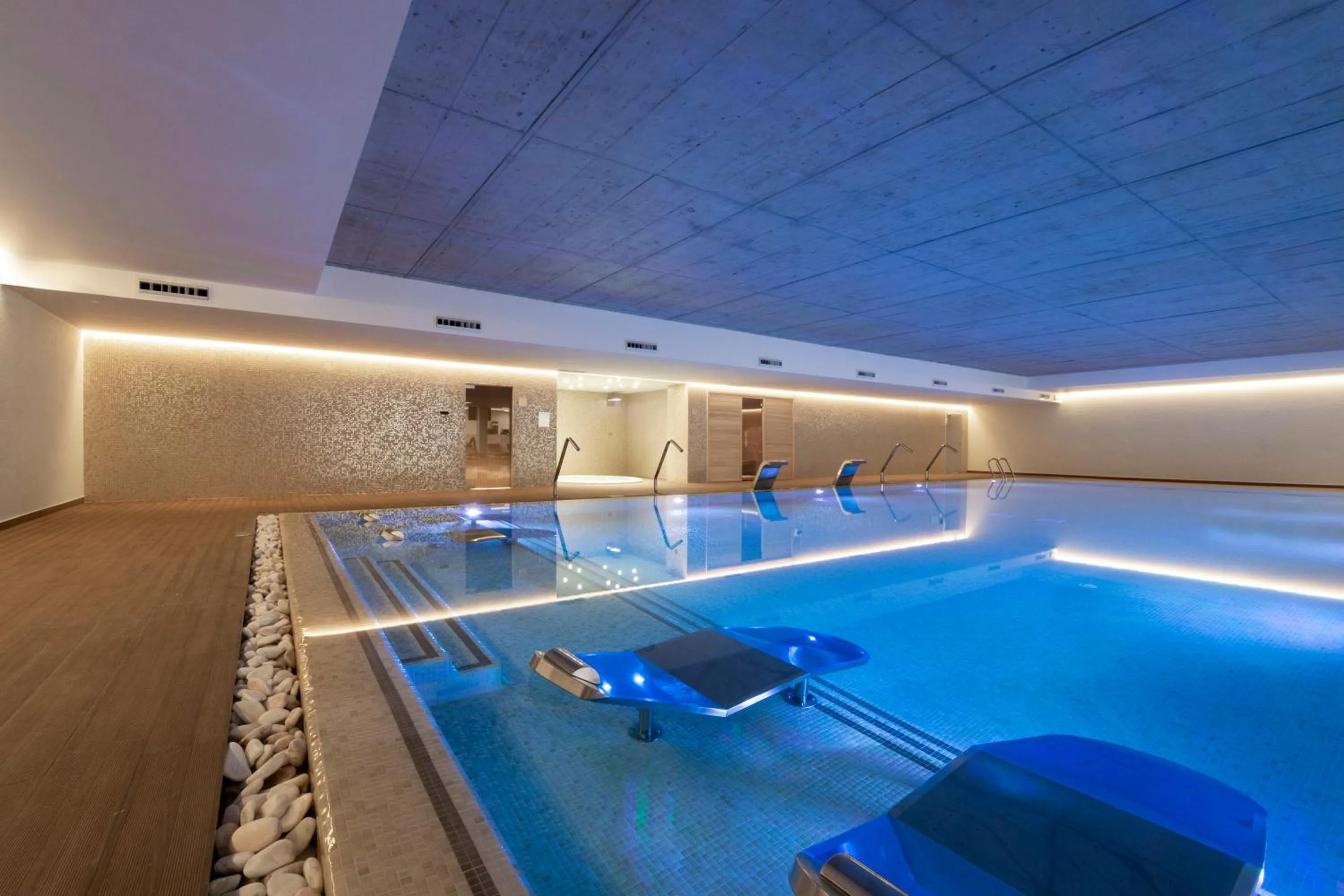 Hot Tub in Boeira Garden Hotel Porto Gaia, Curio Collection by Hilton