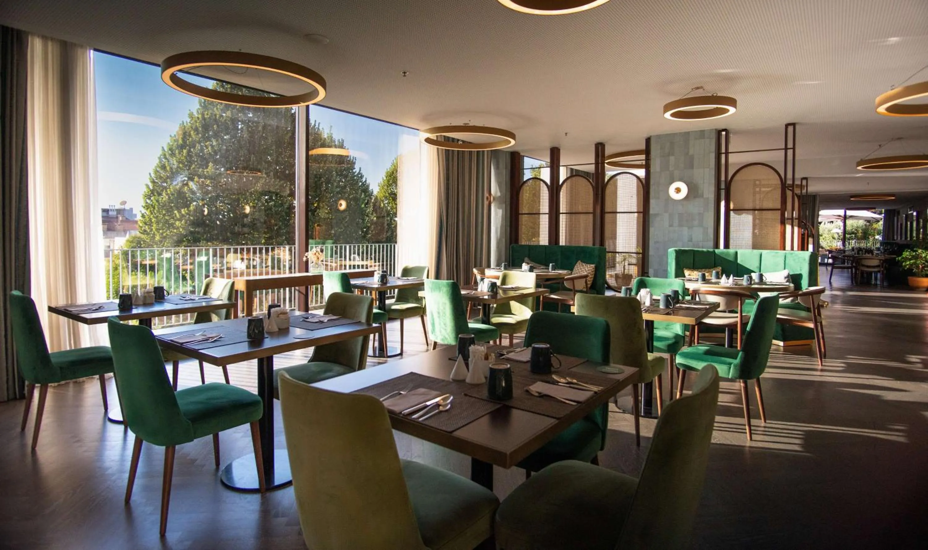 Restaurant/places to eat in Boeira Garden Hotel Porto Gaia, Curio Collection by Hilton