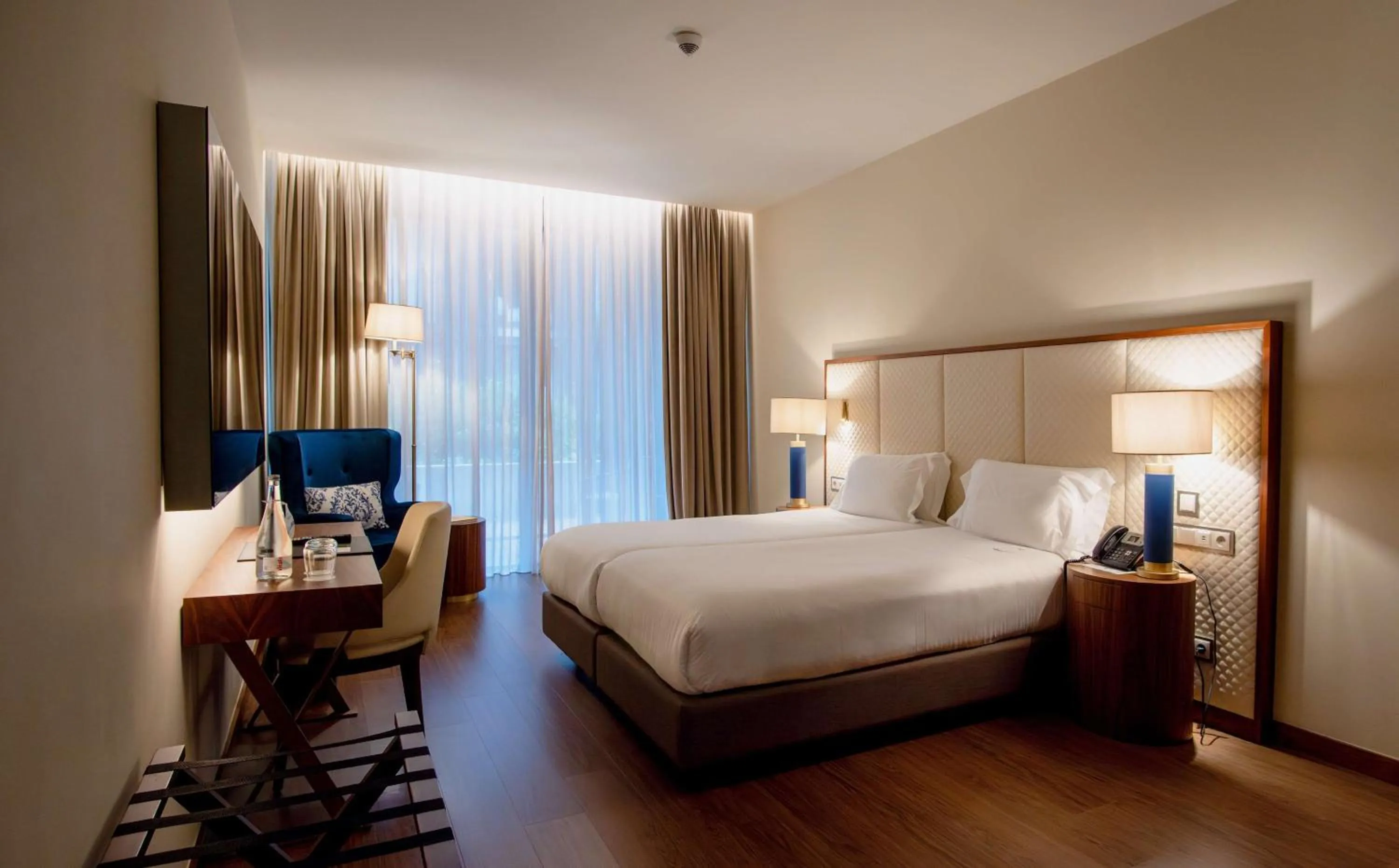 Bed in Boeira Garden Hotel Porto Gaia, Curio Collection by Hilton