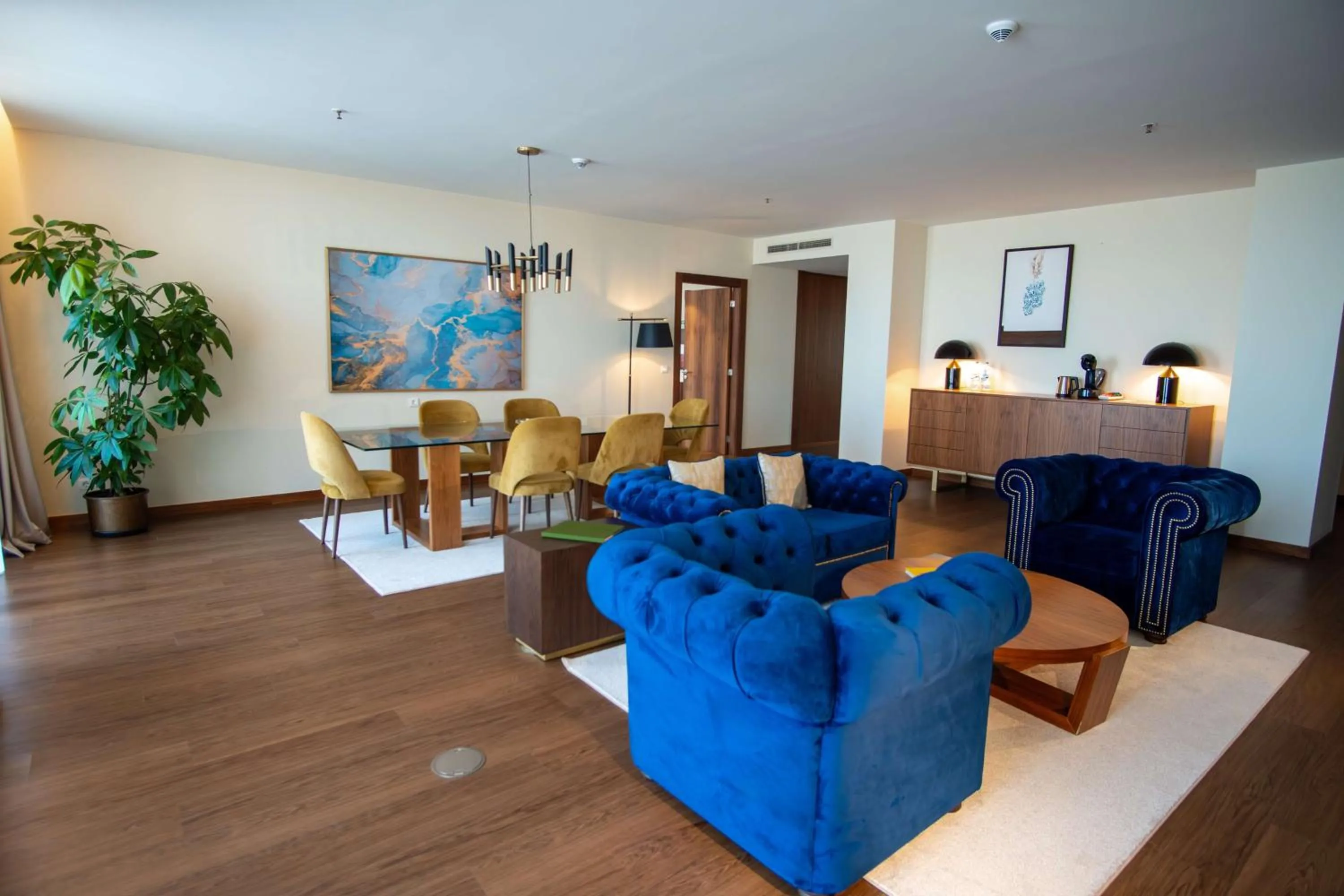 Living room in Boeira Garden Hotel Porto Gaia, Curio Collection by Hilton