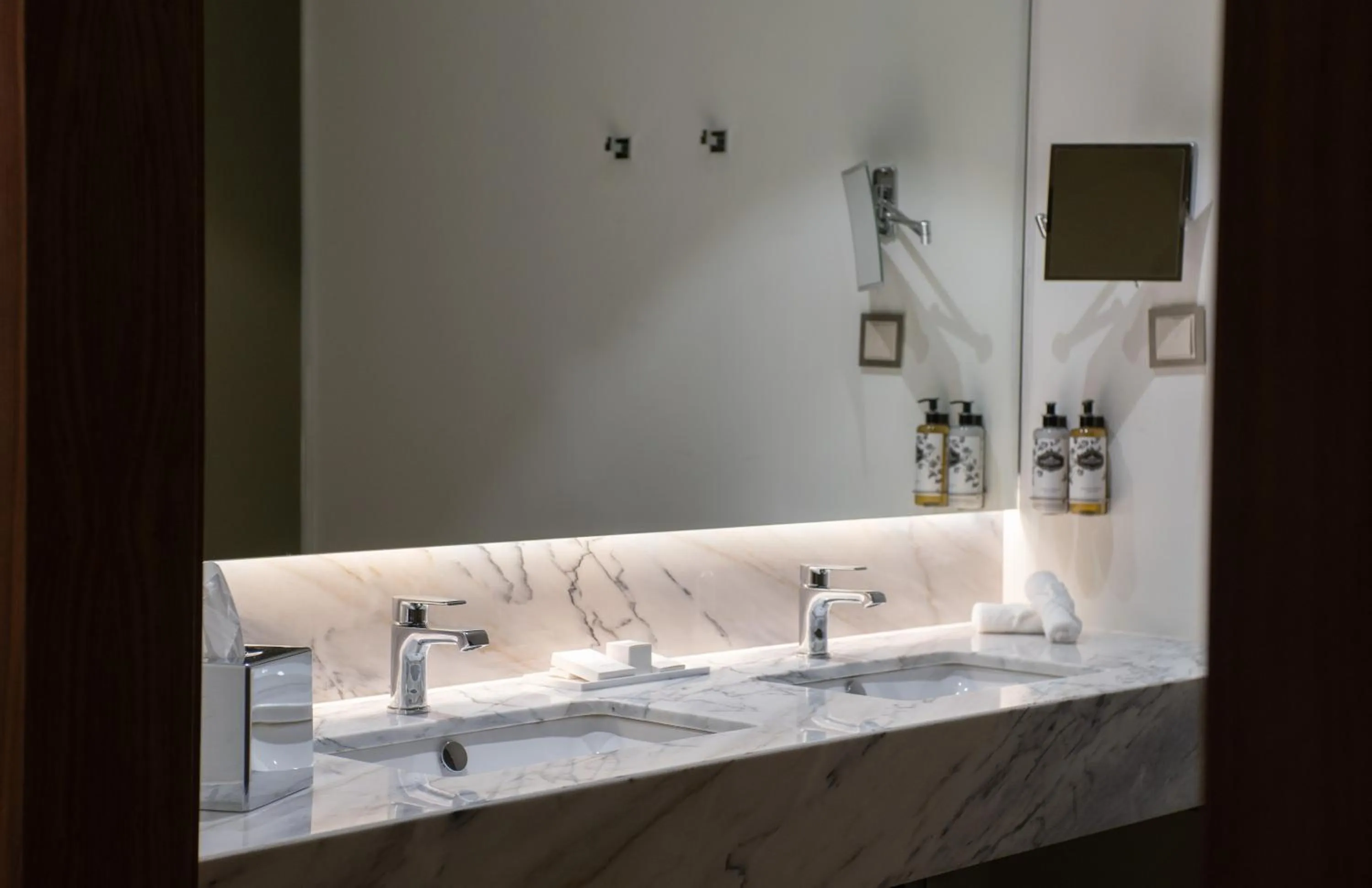 Bathroom in Boeira Garden Hotel Porto Gaia, Curio Collection by Hilton