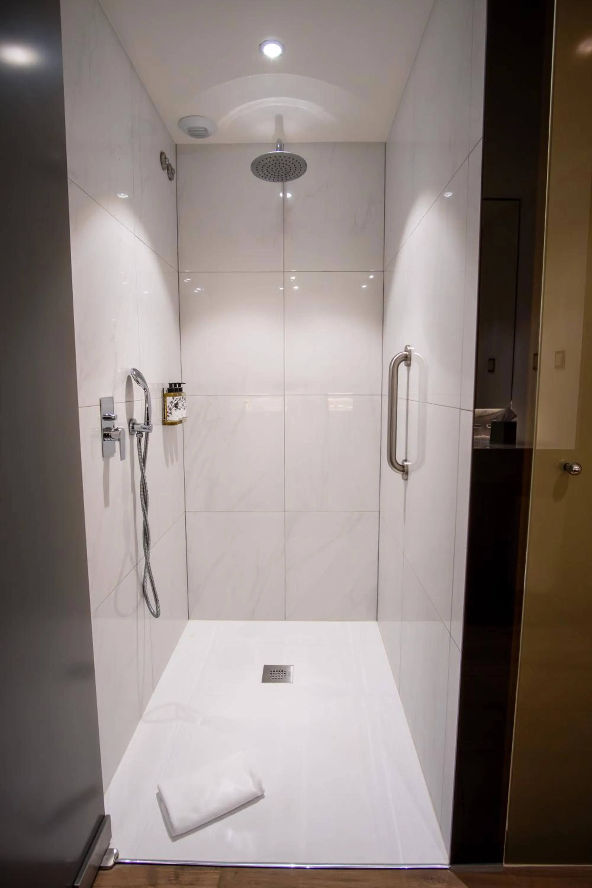 Bathroom in Boeira Garden Hotel Porto Gaia, Curio Collection by Hilton