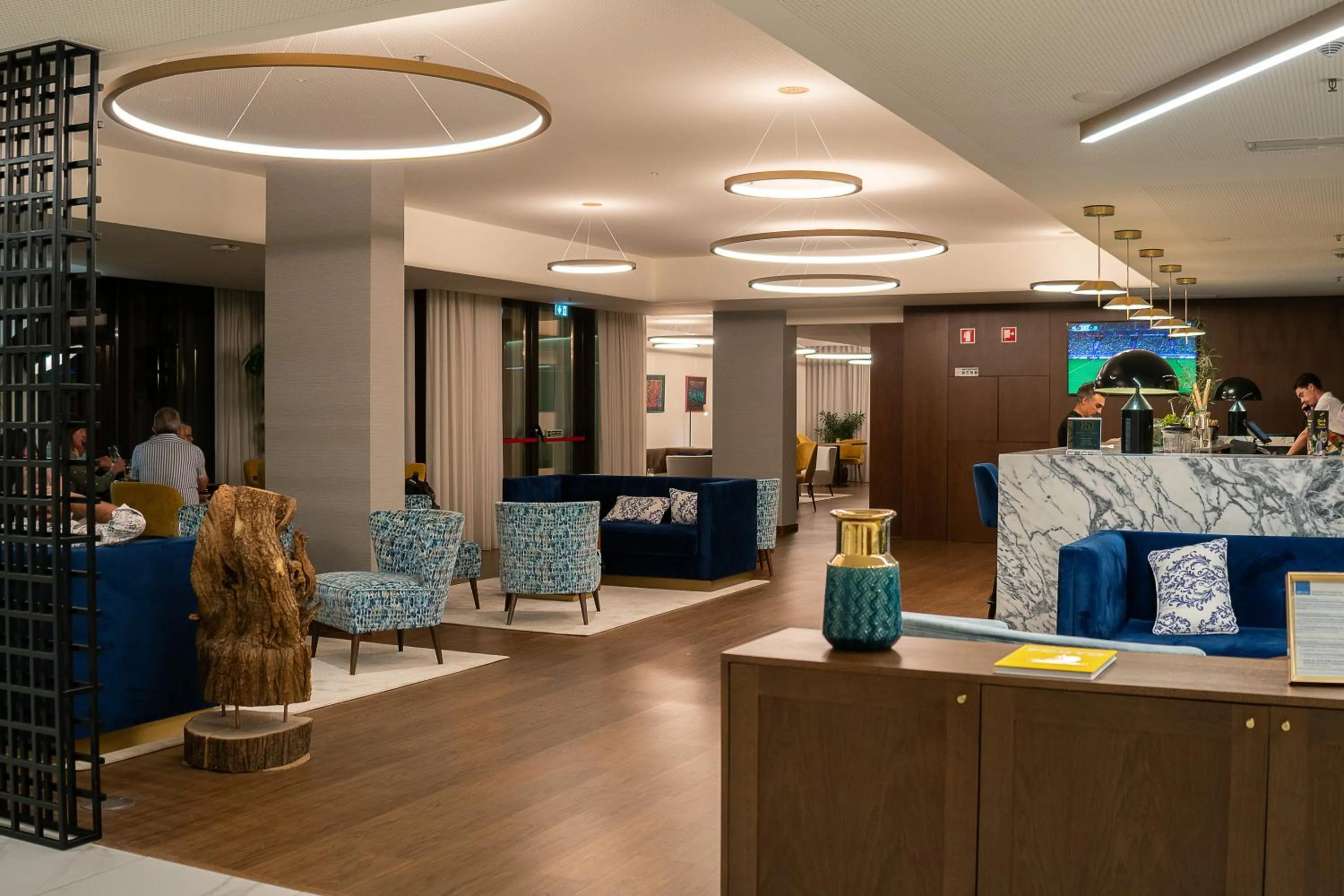 Lounge or bar in Boeira Garden Hotel Porto Gaia, Curio Collection by Hilton