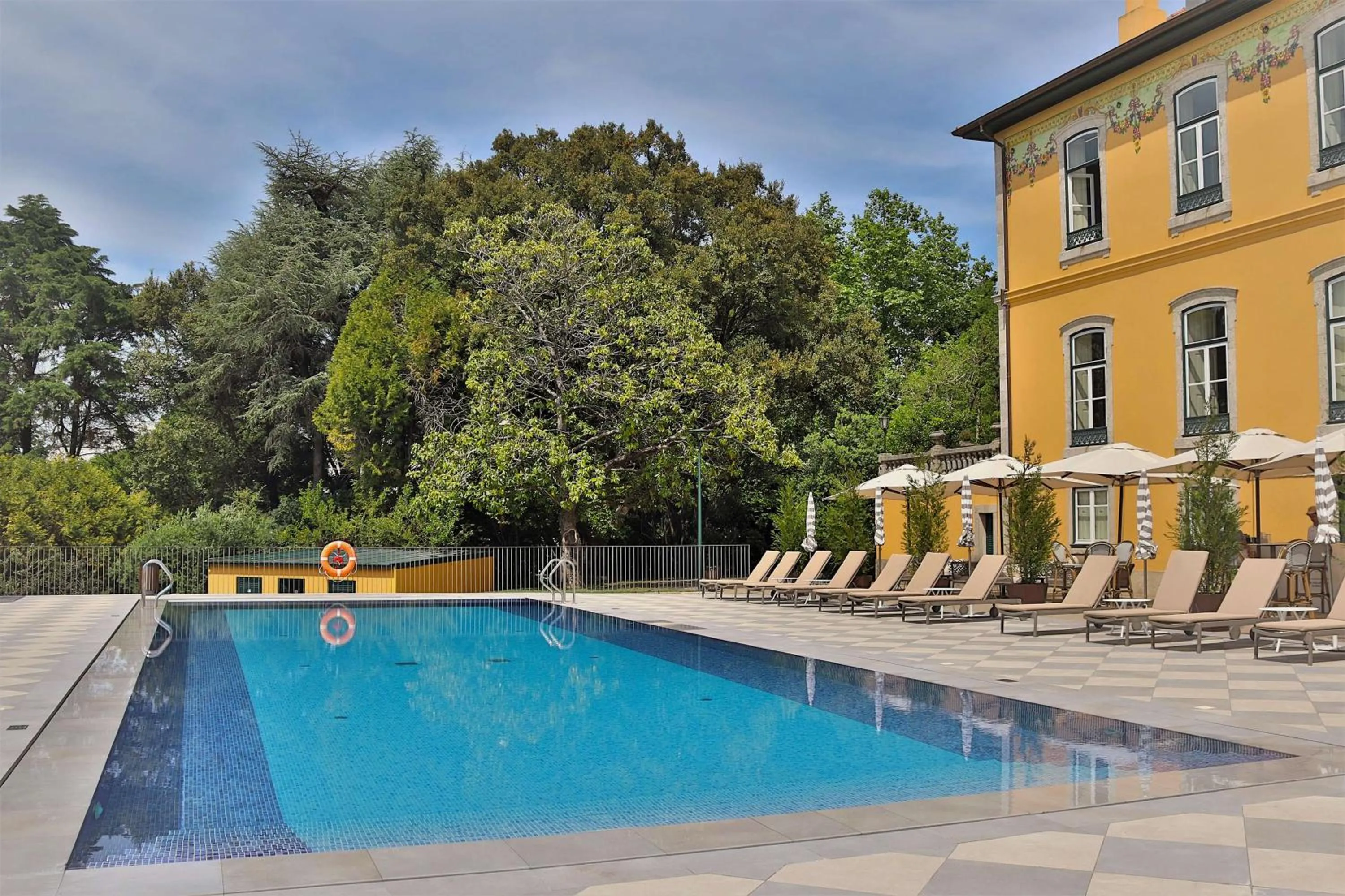 Garden in Boeira Garden Hotel Porto Gaia, Curio Collection by Hilton