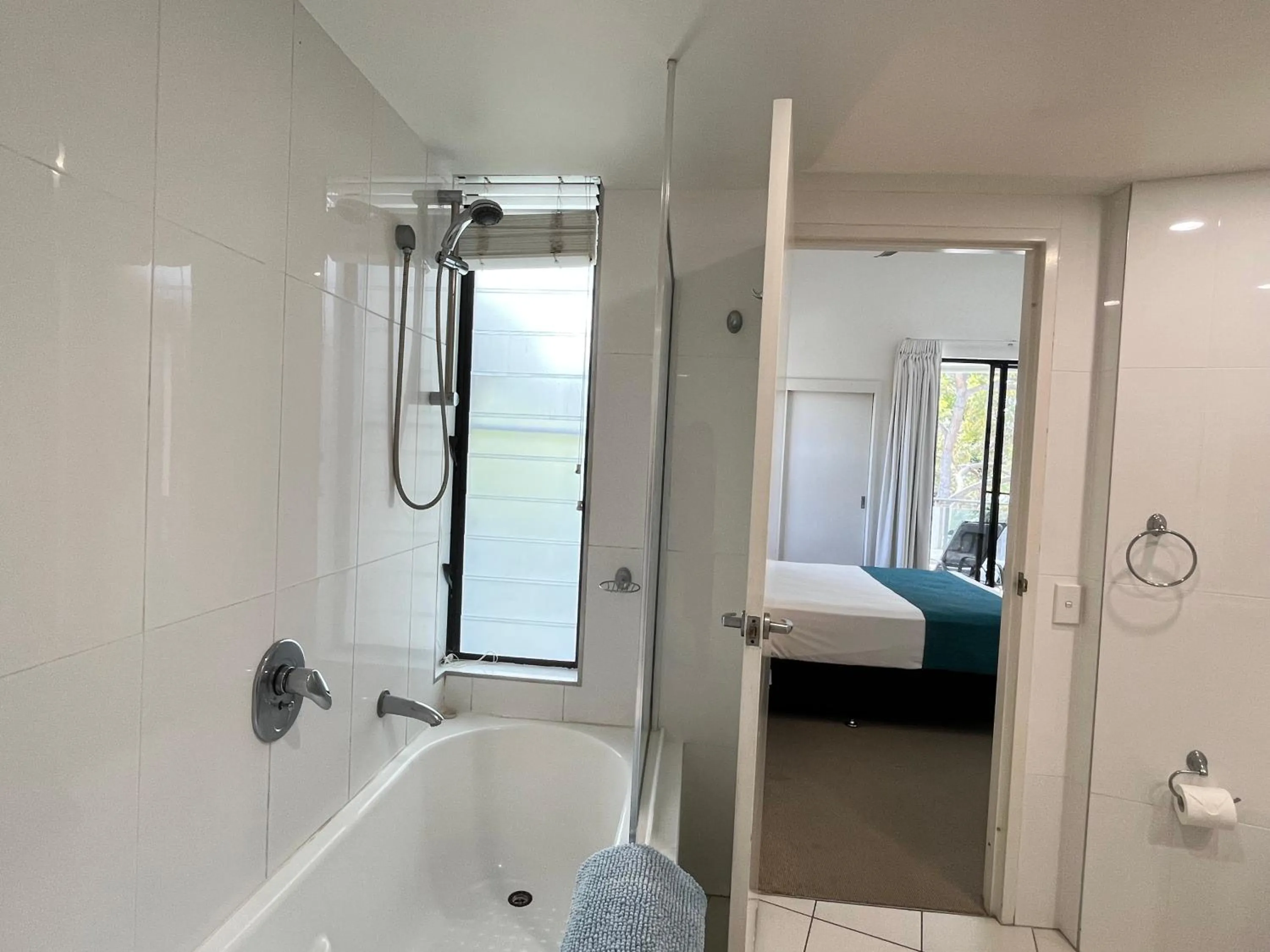 Bathroom, Bed in Agnes Water Beach Club