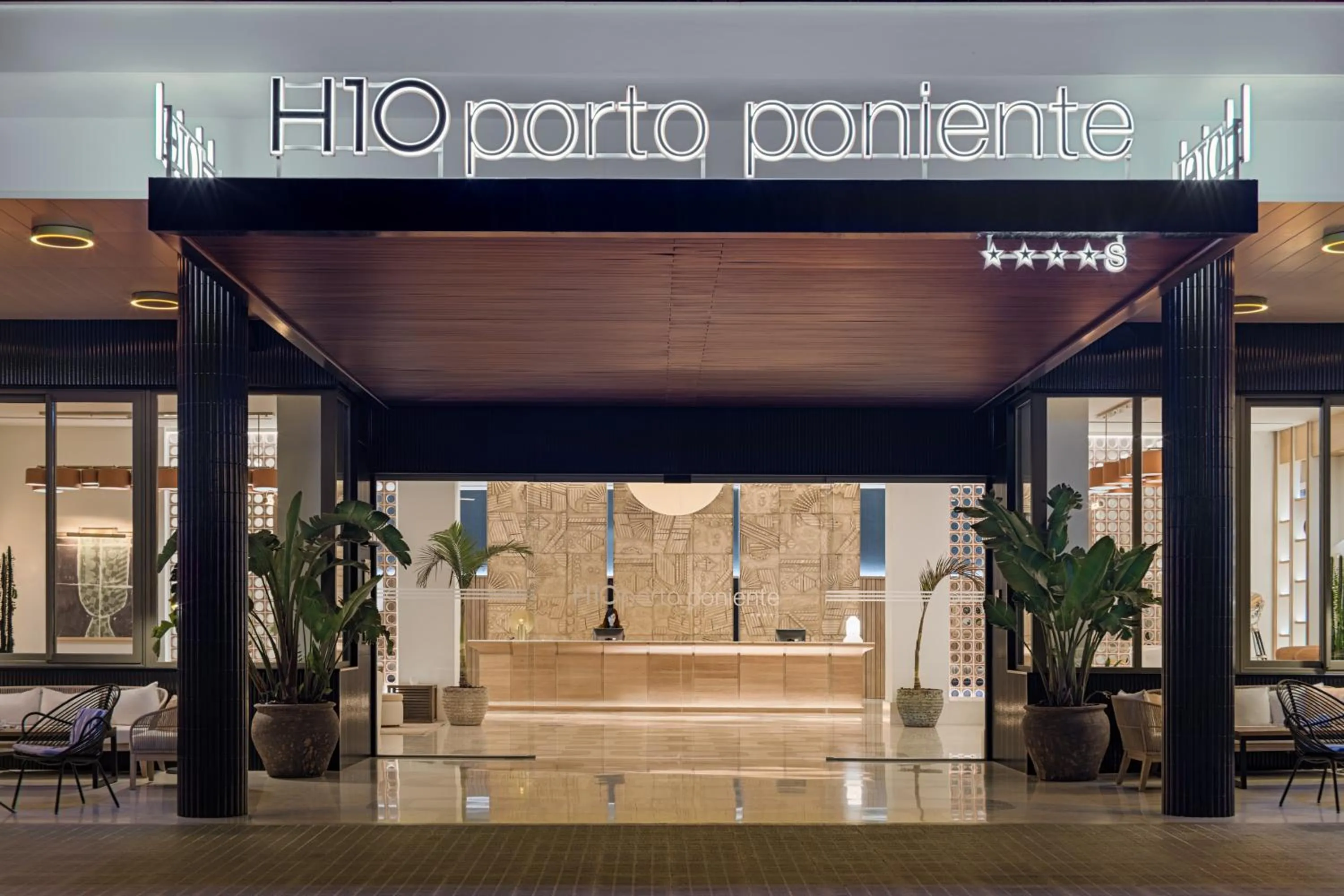 Lobby or reception in H10 Porto Poniente 4* Sup
