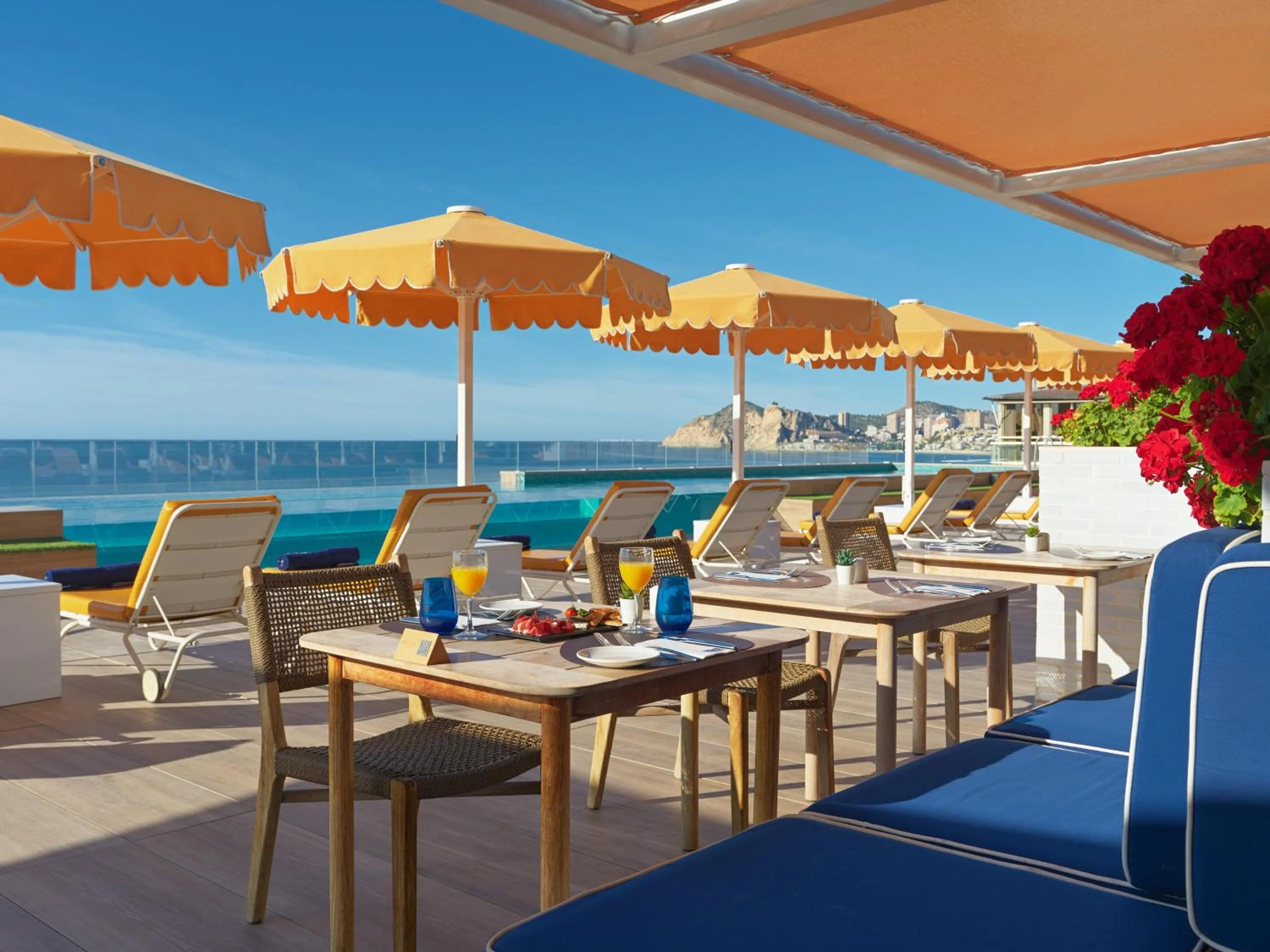 Swimming pool in H10 Porto Poniente 4* Sup