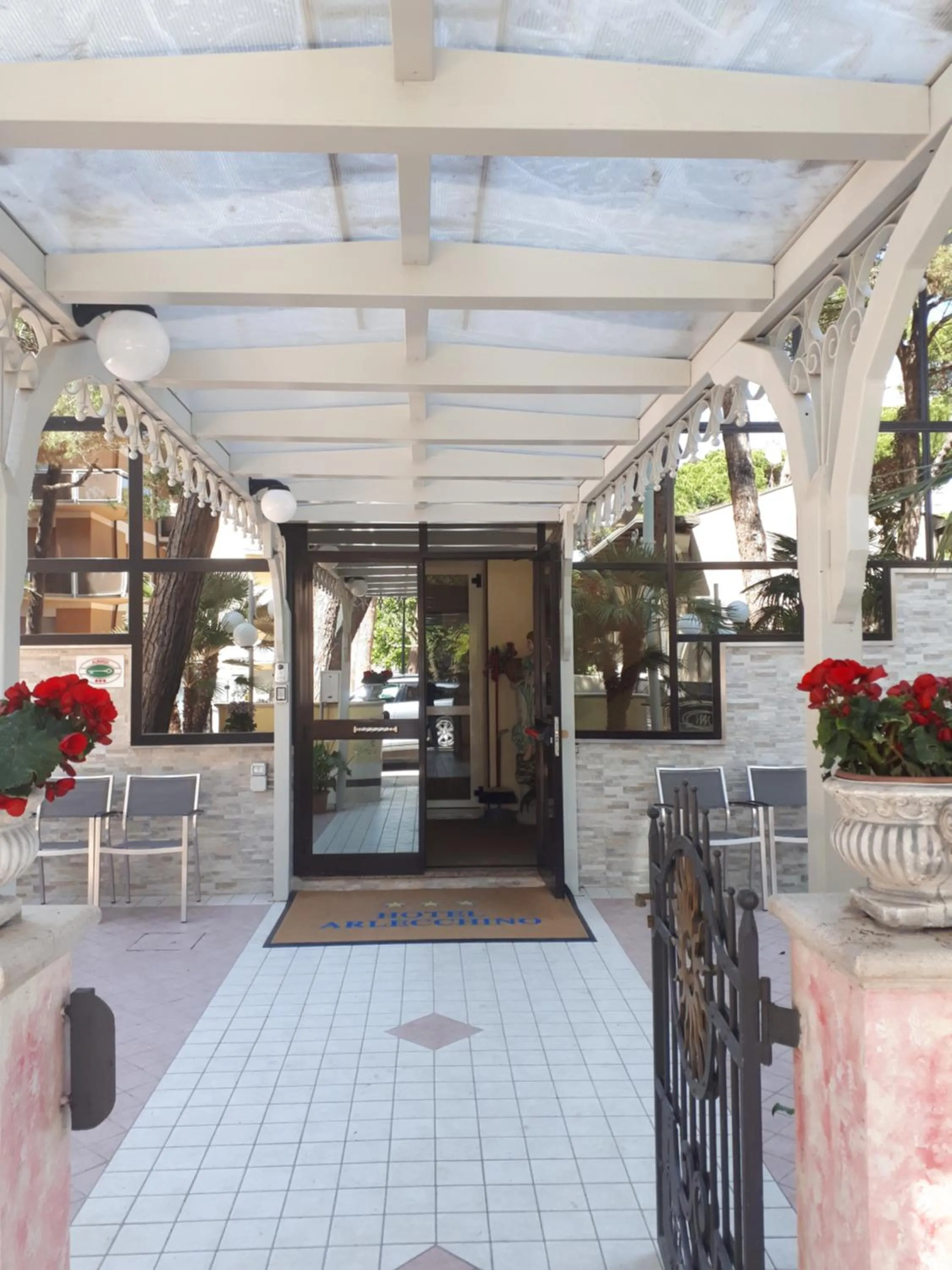 Facade/entrance in Hotel Arlecchino