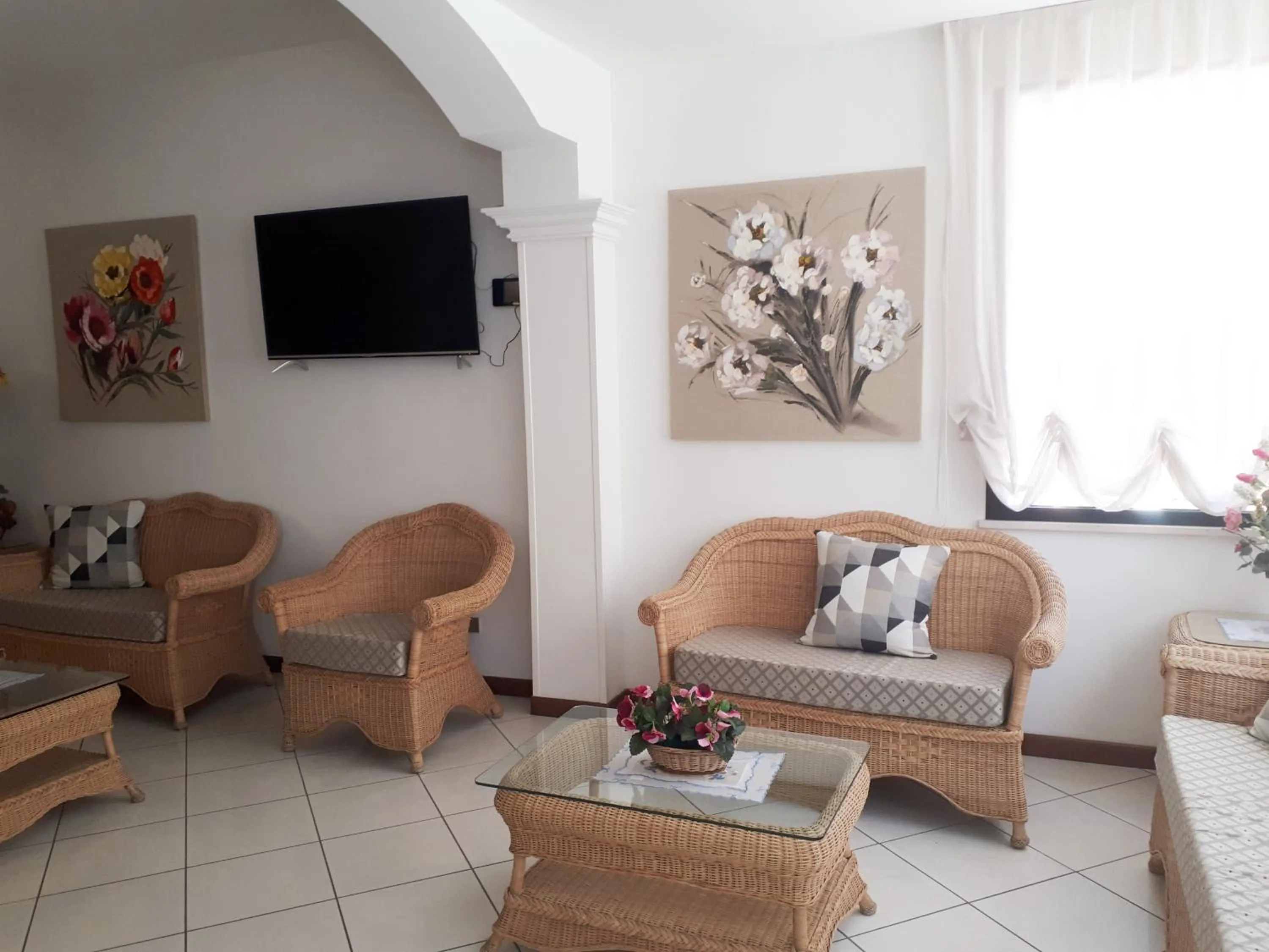 Communal lounge/ TV room in Hotel Arlecchino