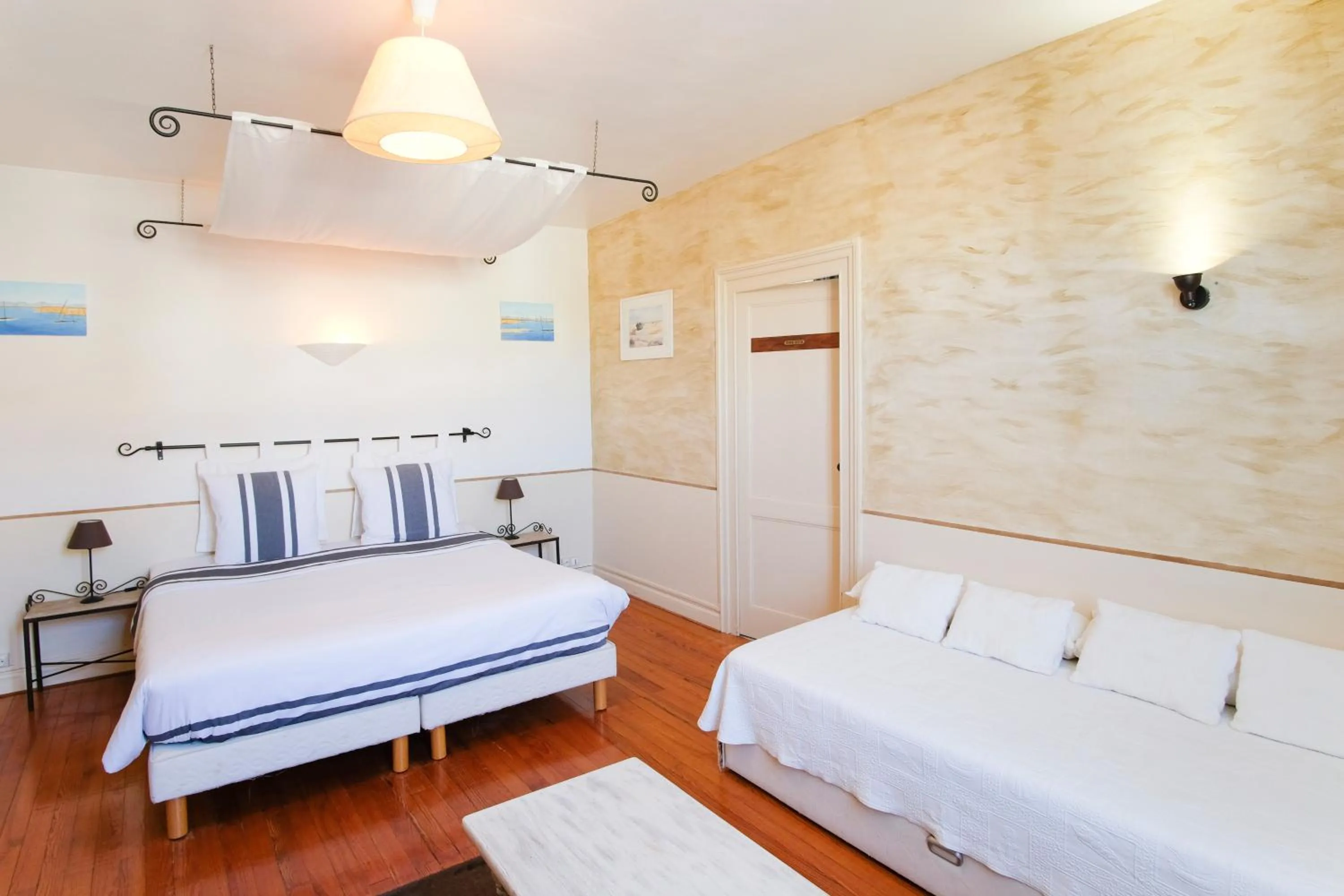 Photo of the whole room, Bed in Les Gués Rivières