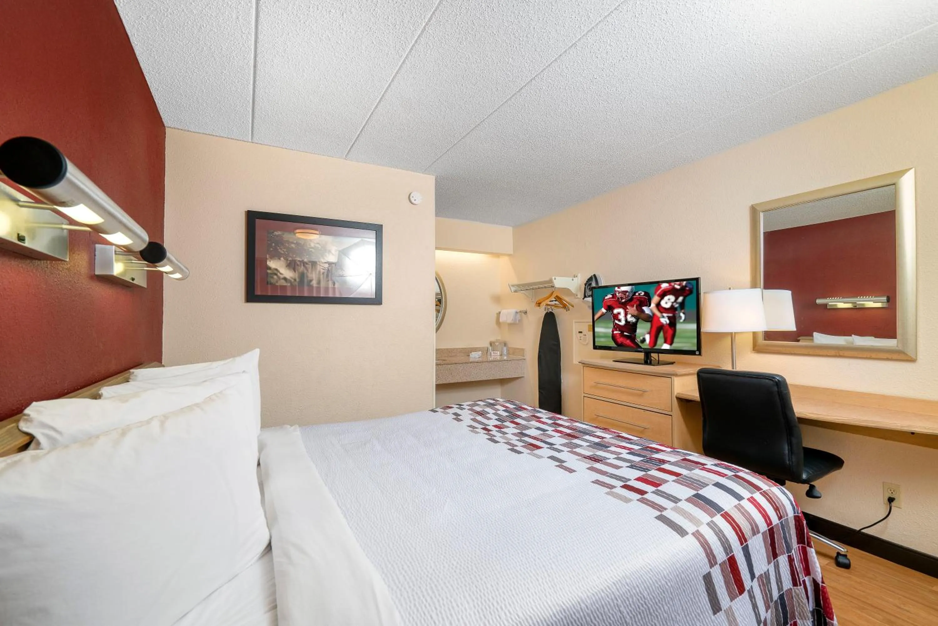 Photo of the whole room, Bed in Red Roof Inn Indianapolis South