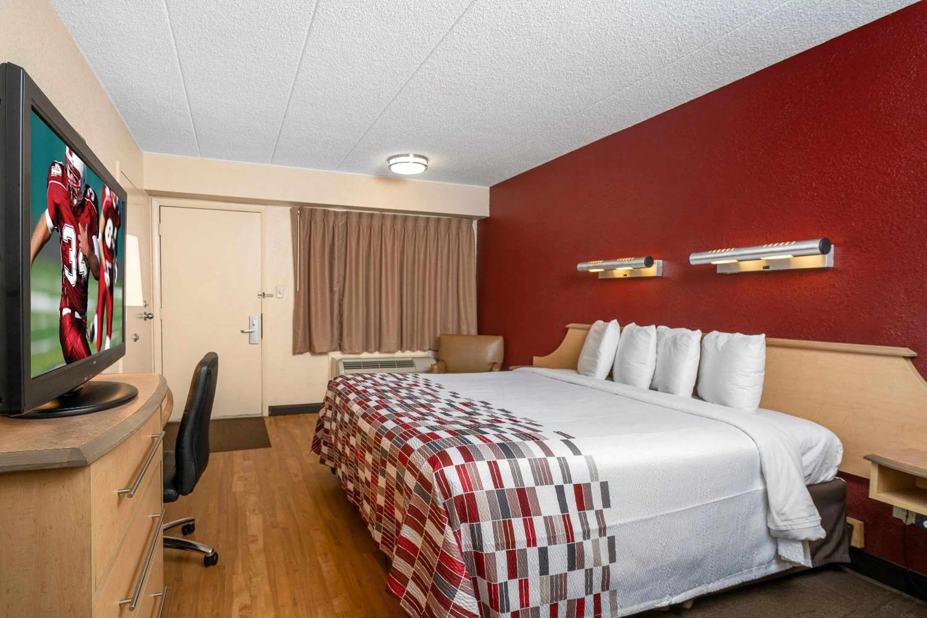 Photo of the whole room, Bed in Red Roof Inn Indianapolis South