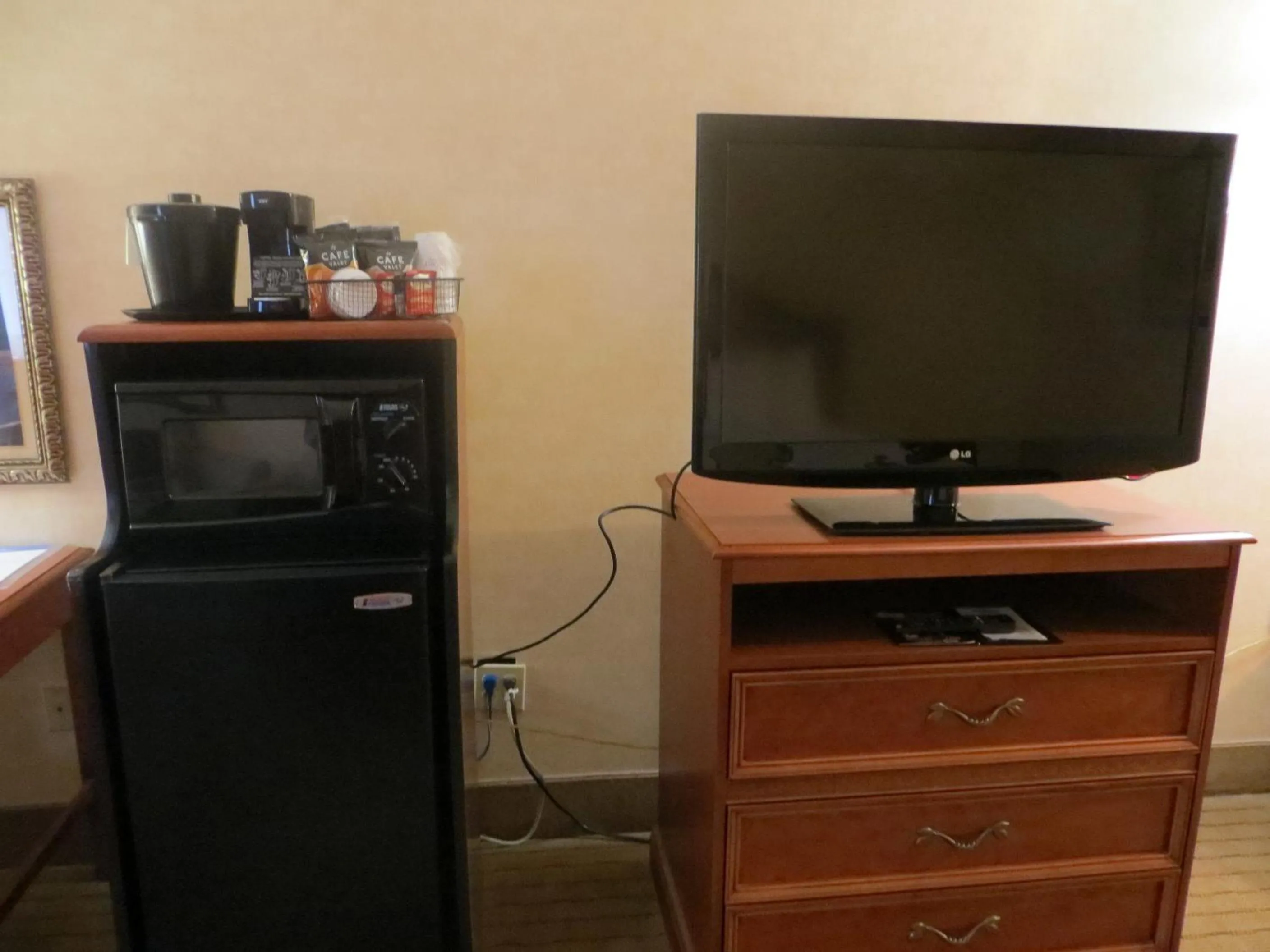 TV and multimedia in Baymont by Wyndham Indianapolis West