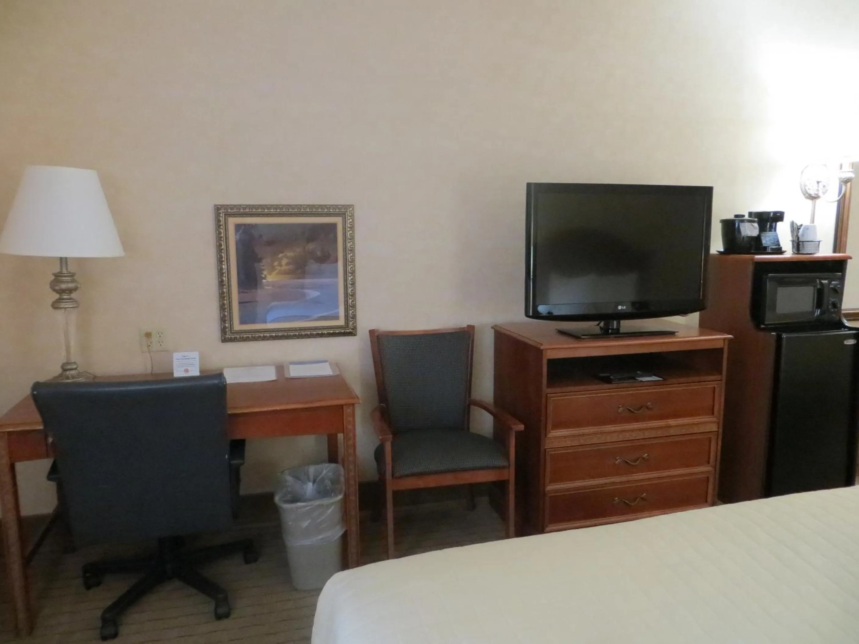 TV and multimedia, Bed in Baymont by Wyndham Indianapolis West