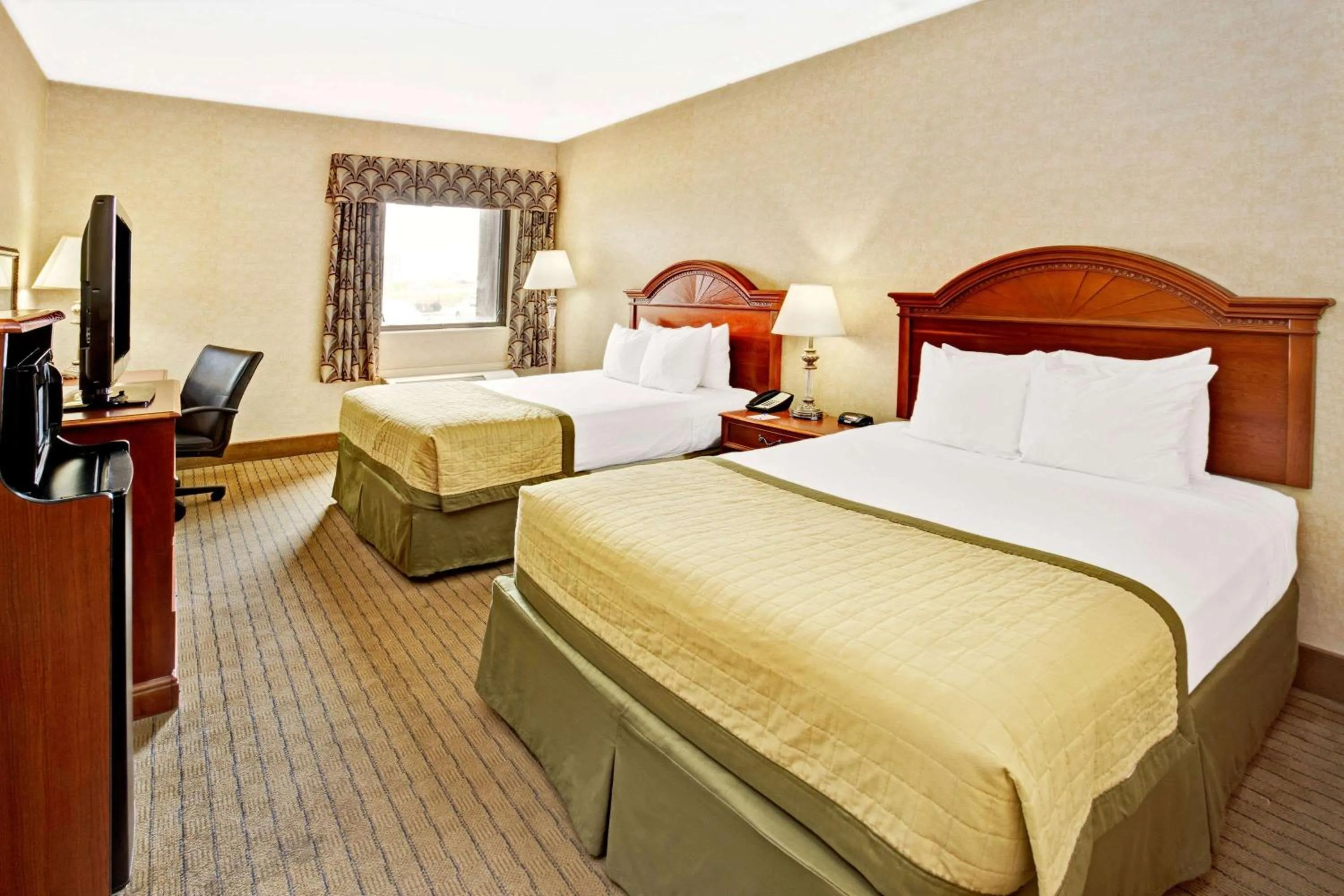 Photo of the whole room, Bed in Baymont by Wyndham Indianapolis West